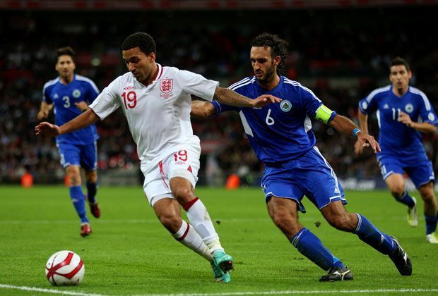 
                <strong>Aaron Lennon - Platz 5 (33,8 km/h)</strong><br>
                Platz fünf in dieser Kategorie geht an den ehemaligen englischen Nationalspieler Aaron Lennon. Er sprintete immerhin 33,8 km/h schnell über den Rasen.
              