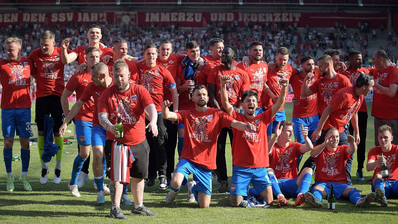 
                <strong>1. FC Heidenheim (Deutschland / Bundesliga)</strong><br>
                Der 1. FC Heidenheim ist der 57. Klub, der sich in sechs Jahrzehnten für die Bundesliga qualfiziert hat - und das auf dramatische Weise. Am 34. und letzten Spieltag der 2. Liga musste das Team von Trainer Frank Schmidt bei Jahn Regensburg gewinnen, lag jedoch zwischenzeitlich 0:2 und nach 90 Minuten 1:2 zurück. Doch in der Nachspielzeit, die offiziell elf Minuten dauern sollte, durch weitere Unterbrechungen aber zusätzlich in die Länge gezogen wurde, schoss Heidenheim noch die nötigen Tore zum 3:2 und rettete sich daher vor dem Hamburger SV ins Ziel.
              