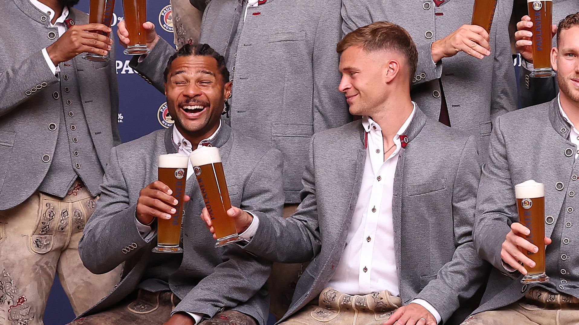 <strong>Bayern München beim Lederhosen-Shooting</strong><br>Mit dabei auch (ein etwas schräger) Serge Gnabry! Was ihm Kimmich wohl für einen Witz erzählt hat?