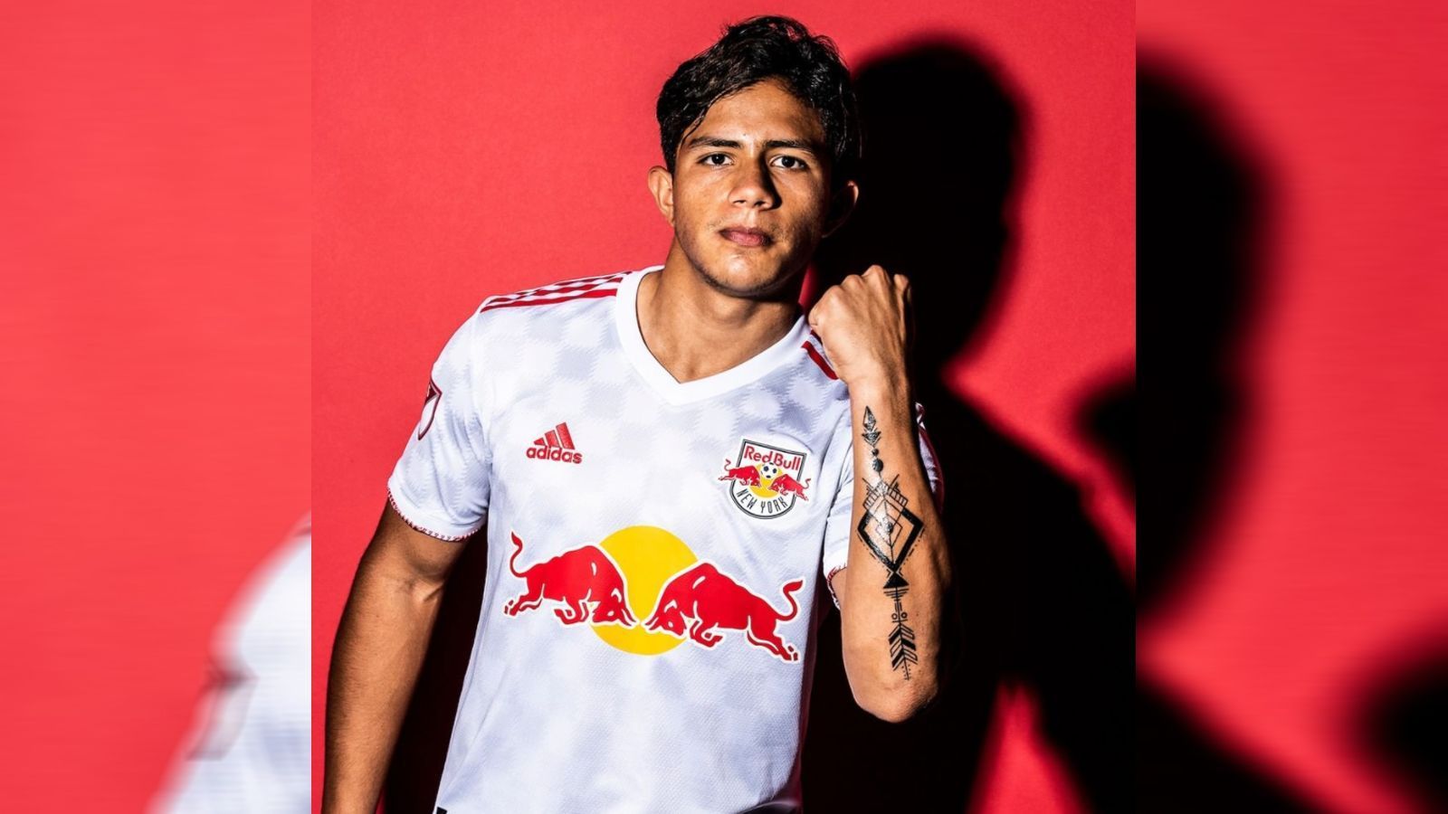 
                <strong>New York Red Bulls</strong><br>
                Schlicht und klassisch, so gehen die New York Red Bulls mit ihrem Heimtrikot in die Saison 2022. Zuletzt holten die Red Bulls auf Leihbasis Talent Caden Clark zurück nach New York. Der Offensivmann wechselte erst im Januar 2021 nach Leipzig, konnte sich dort aber keinen Kaderplatz erkämpfen und soll nun eben wieder in der MLS Spielpraxis sammeln.
              