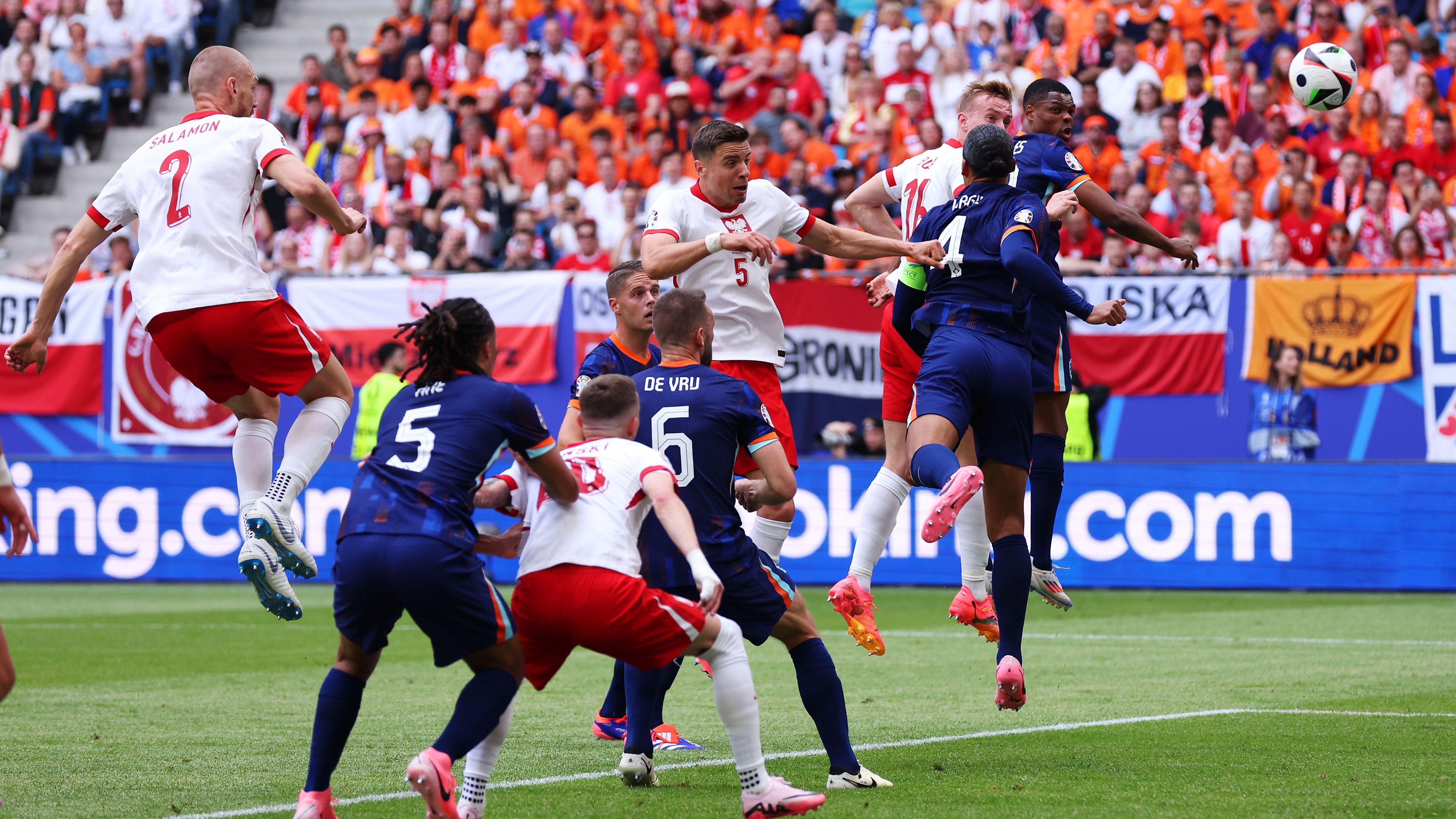 <strong>Polen überraschend in Führung</strong><br>Der Underdog ist eigentlich unterlegen, aber nutzt die allererste Chance. Buksa steigt nach einer Ecke höher als Dumfries und Van Dijk. 1:0 für die Polen.