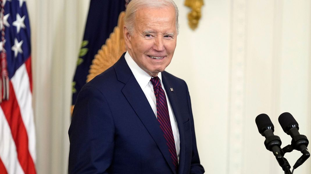 Joe Biden, Präsident der USA, amüsiert sich über Donald Trump.