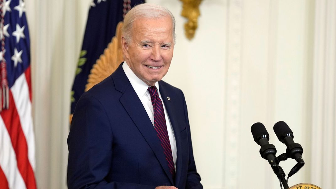 Joe Biden, Präsident der USA, amüsiert sich über Donald Trump.