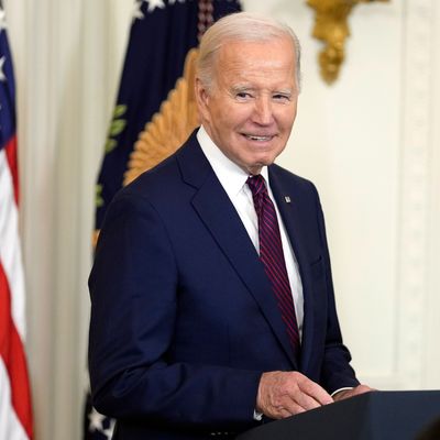 Joe Biden, Präsident der USA, amüsiert sich über Donald Trump.