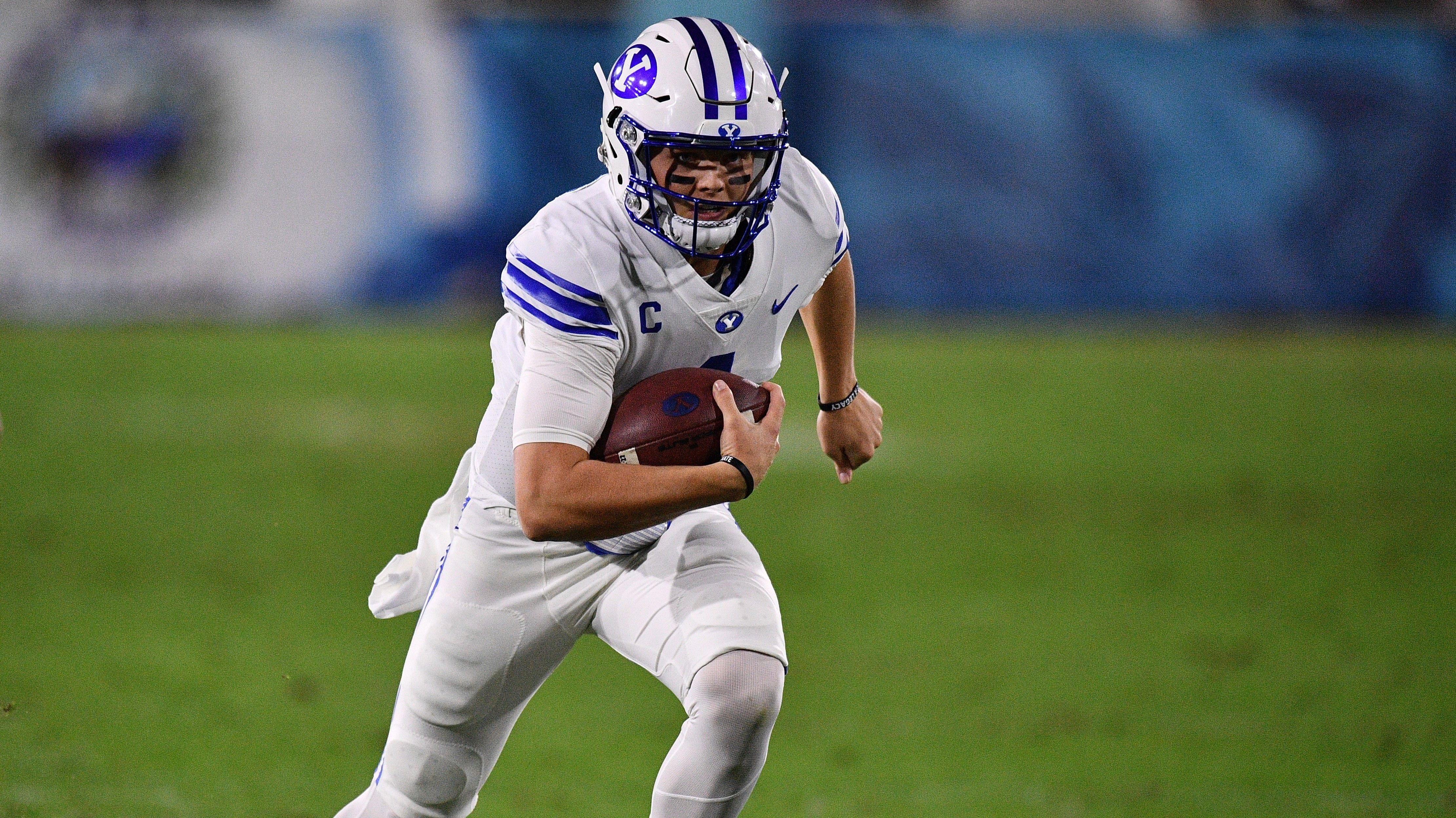 
                <strong>Mindestens ein NFL-Team sieht Wilson angeblich als QB1</strong><br>
                Daher kommt es nicht von ungefähr, dass einige Experten den BYU-Quarterback auf ihren Draft-Boards höher einstufen als den hoch gehandelten Nummer-1-Pick Lawrence. Laut einem Bericht von "The Draft Scout" sieht "mindestens ein NFL-Team" Lawrence als den zweitbesten Quarterback seiner Klasse - hinter Zach Wilson. Nähere Angaben dazu, um welches Team es sich dabei handle, geht allerdings nicht aus dem Bericht hervor.
              