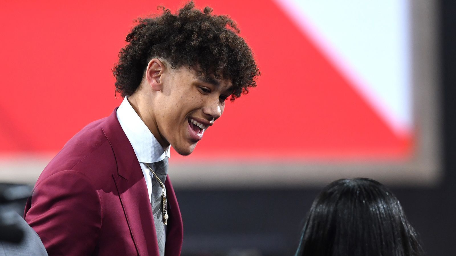 
                <strong>Kluge Verhandlungen: Aus einem Pick werden vier</strong><br>
                Der Draft 2019 lebte in der Anfangsphase nicht von der Spannung. Die ersten drei Picks standen im Grunde schon im Vorfeld fest. Die Pelicans picken Williamson, die Grizzlies schnappen sich Ja Morant und Williamsons College-Kollege RJ Barret geht zu den Knicks. Die Prognose, der Draft würde erst mit dem vierten Pick richtig losgehen, ging auf. Ab dem vierten Pick war das Draft-Feld relativ offen, kein Team konnte sich mehr sicher sein, den gewünschten Spieler auf der eigenen Position zu bekommen und so waren die Pelicans in der günstigen Position, den heiß-umworbenen Lakers-Pick für viel Gegenwert weiter zu verteilen. Am Ende ging der Zuschlag an die Atlanta Hawks, die dafür die eigenen Picks #8, #17,#35 und einen zukünftigen Erstrundenpick der momentan äußerst schwachen Cleveland Cavaliers an die Pels abgaben. General Manager Trajan Langdon verwandelte also einen Pick, den die Pelicans eigentlich nie hatten, in drei andere Picks 2019 und einen weiteren 2020. Für die Hawks-Picks wählte Langdon schließlich Jaxson Hayes (#8), einen Center mit hohem Defensiv-Potenzial, der Davis als Rim-Protector ersetzen könnte und die beiden Shooting Guards Nickeil Alexander-Walker (#17) und Marcos Louzada Silva (#35) aus. Besser geht es eigentlich nicht. Oder doch?
              