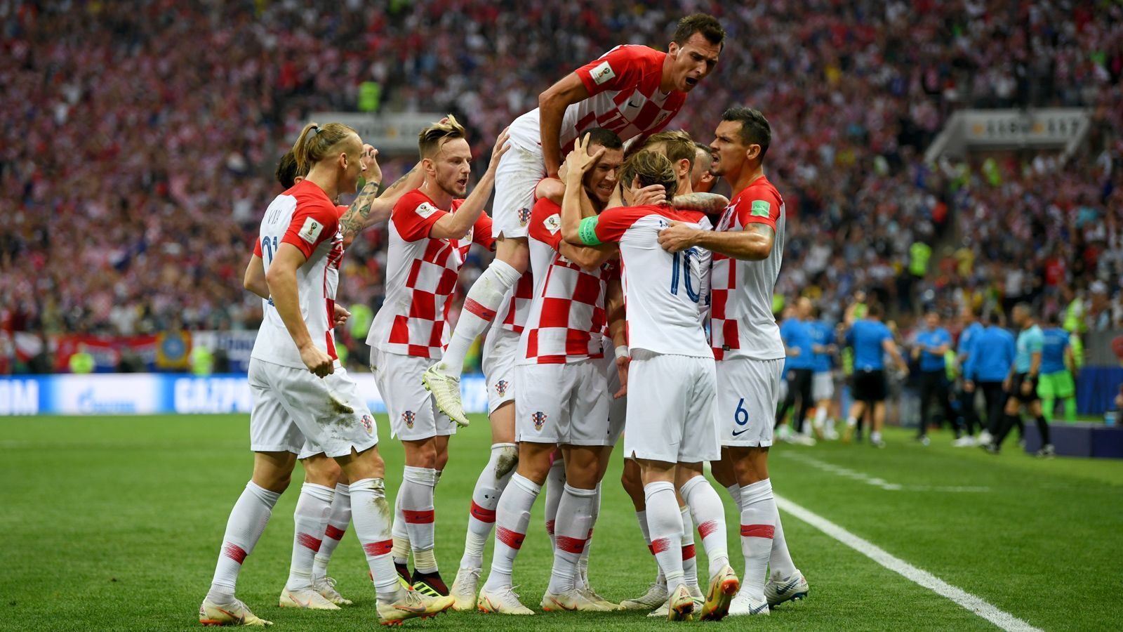 
                <strong>Perisic macht den Ausgleich</strong><br>
                Knapp zehn Minuten hält die Frankreich-Führung, dann gelingt Kroatien durch Perisic der Ausgleich. Vor allem Mandzukic bedankt sich bei seinem Teamkollegen - alles ist wieder offen.
              