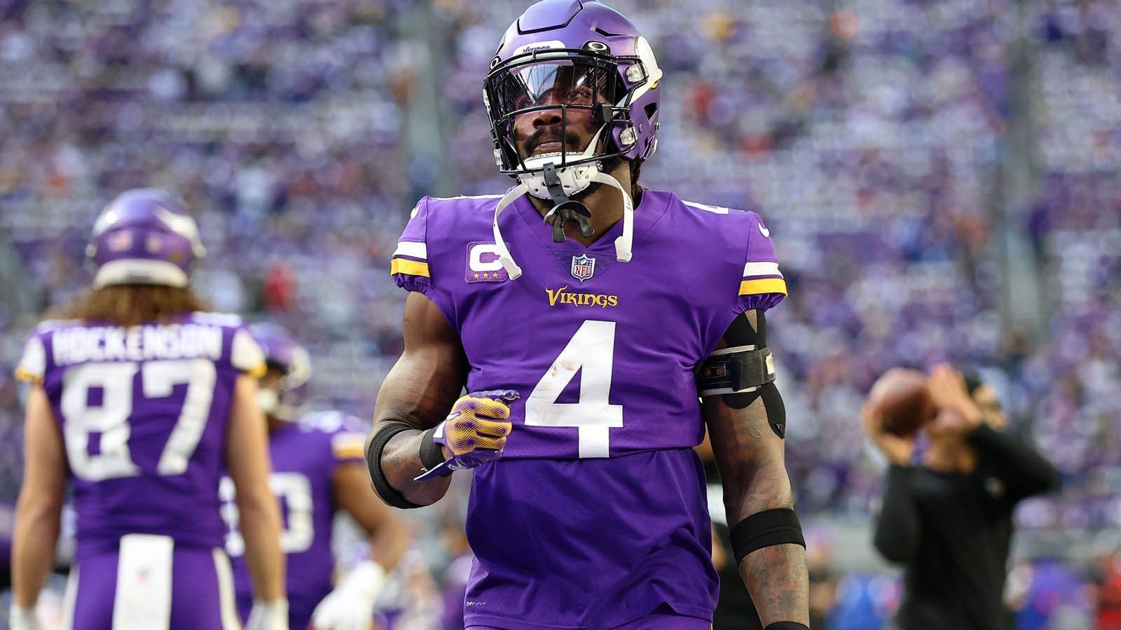 
                <strong>NFL 2023: Mögliche Landing Spots für Superstar Dalvin Cook</strong><br>
                Keine Frage: Cook hat in seiner Karriere bislang geliefert. Zwischen 2017 und 2022 sammelte Cook in 73 Spielen insgesamt 5.993 Rushing Yards und 1.794 Receiving Yards bei insgesamt 52 Touchdowns. Doch auch eine Entlassung Cooks kann nicht mehr ausgeschlossen werden, die Vikings würden in jedem Fall Geld einsparen. Andere Teams bekämen eine sofortige Verstärkung. Wir haben mögliche Landing Spots für Cook.
              