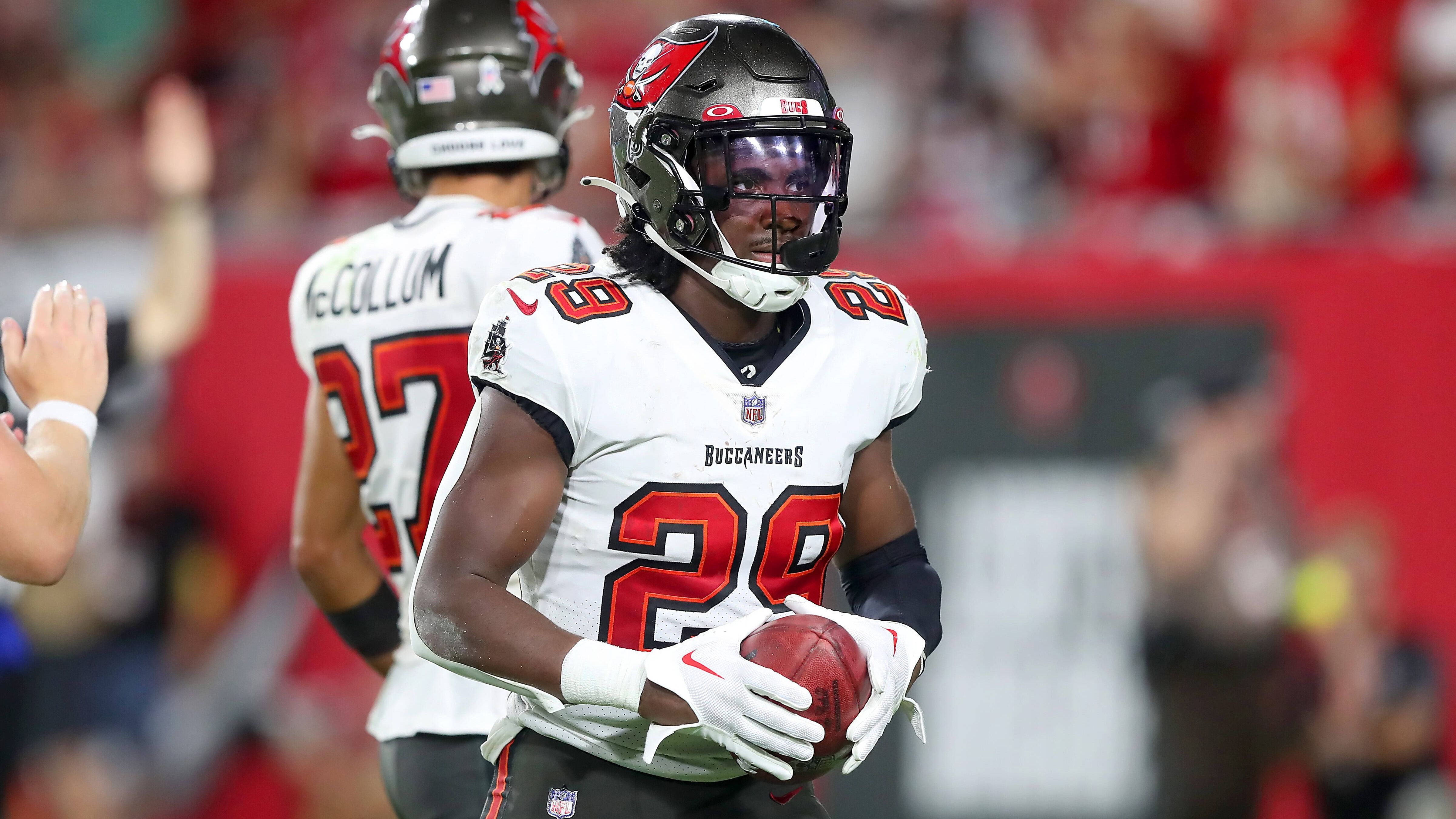 
                <strong>NFC South: Tampa Bay Buccaneers - Running Back Rachaad White</strong><br>
                Nach der Entlassung von Running Back Leonard Fournette werden die Tampa Bay Buccaneers in der kommenden Saison noch mehr auf Rachaad White bauen, auch wenn mit Chase Edmunds ein Konkurrent verpflichtet wurde. In Jahr eins nach Tom Brady wird sich in Tampa Bay zwangsläufig vieles ändern, einiges aber auch zum Guten wandeln. So etwa auch die überaus anfällige O-Line aus der Vorsaison, die im diesjährigen Draft mit Zweitrundenpick Cody Mauch aufgewertet wurde. Von dieser Addition und weiteren Fortschritten der Line um den 2022er Zweitrundenpick Luke Goedeke, der wohl in Zukunft als Right Tackle auflaufen soll, dürfte auch White profitieren. Denn der eigentlich durchsetzungsstarke und schnelle Läufer kam in der Vorsaison durch besagte Probleme seiner Vorderleute nur auf unterdurchschnittliche 3,7 Yards pro Carry. Seine 58 Targets im Passspiel werden unter Brady-Nachfolger Baker Mayfield bzw. dessen Backup Kyle Trask aber wohl nicht zu wiederholen sein.
              