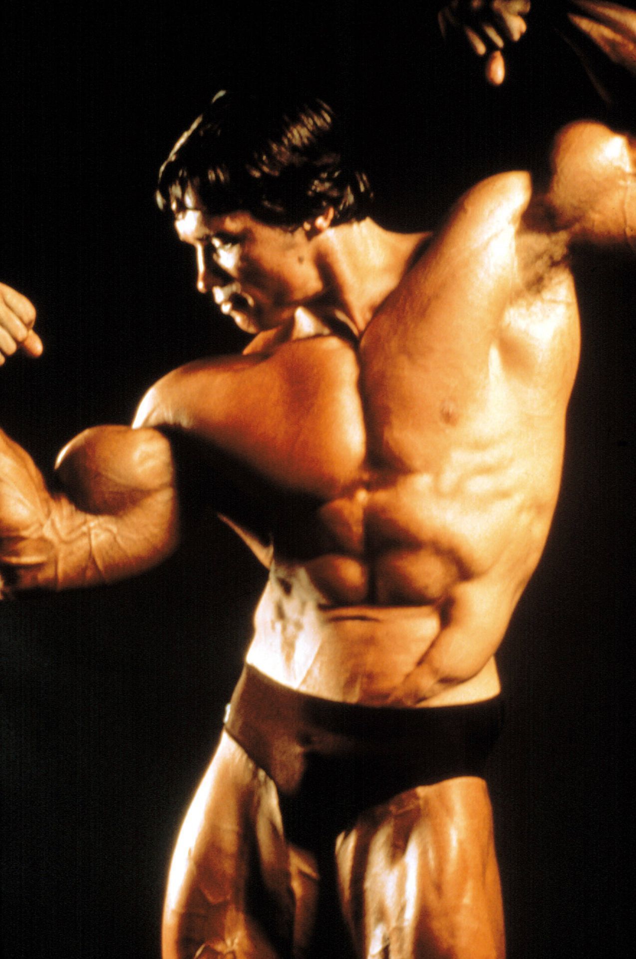 Siehst du die Ähnlichkeit? Klar, der definierte Körper. So sah Arnold Schwarzenegger zu seinen Bodybuilder-Zeiten aus.