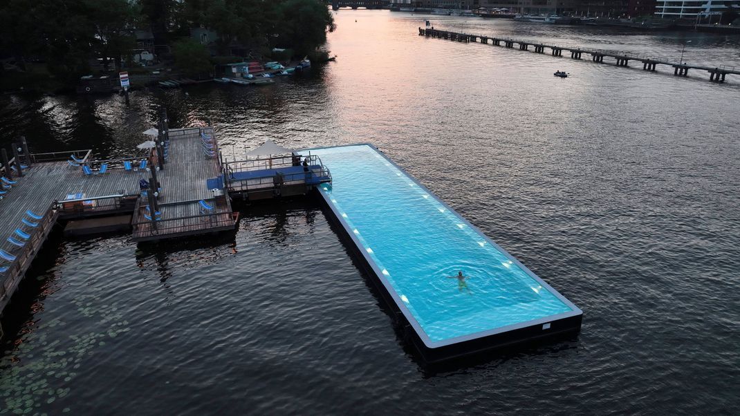 In der Hauptstadt badet man gerne auf der Spree: Das Badeschiff bietet einen Pool direkt auf dem Fluss.