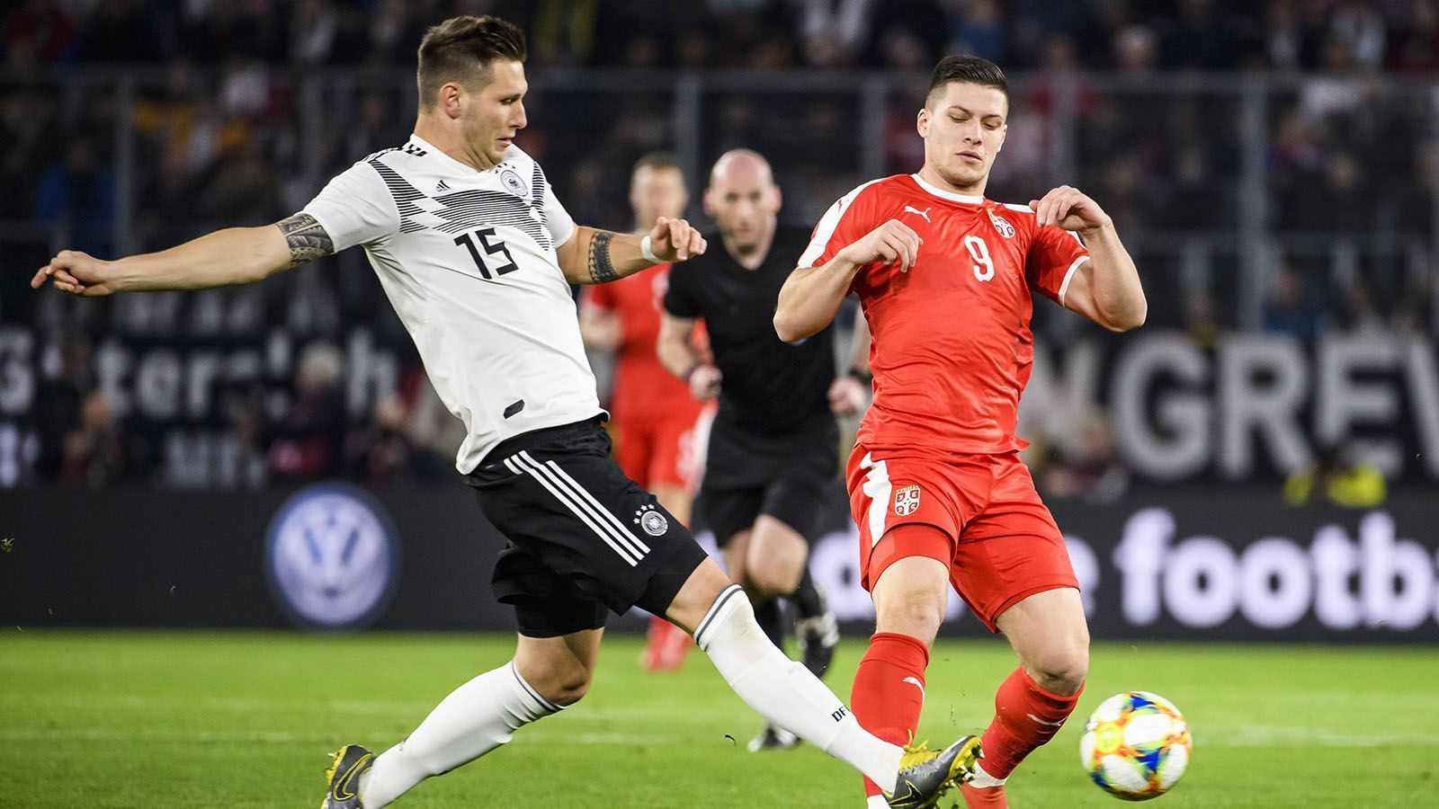 
                <strong>Niklas Süle </strong><br>
                Der Abwehrchef verlor gegen die Serben oft die Souveränität. Beim Gegentor zum 0:1 stand er direkt bei Luka Jovic, konnte ihn aber nicht am Kopfballtor hindern. Auch bei den vereinzelten schnellen Angriffen des Gegners sah er oft nicht gut aus. ran-Note: 4
              