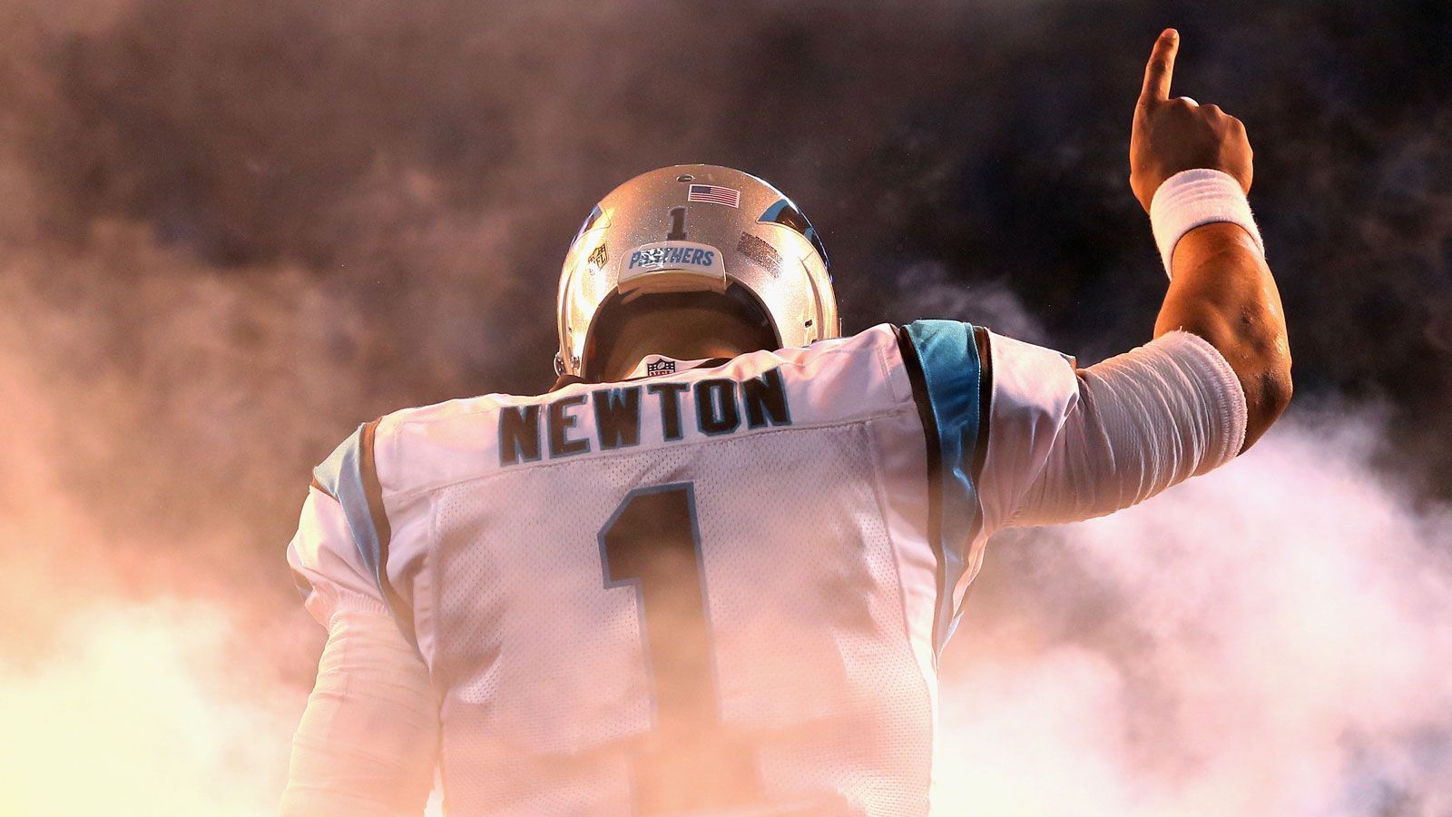 
                <strong>Cam Newtons Vertrag bei den New England Patriots</strong><br>
                Es gibt noch einen Grund, warum Cam Newtons Vertrag so aussehen muss, wie er aussieht. Und das hat mit Cap Space zu tun. Aufgrund der Verletzungsprobleme Newtons und der wenigen absolvierten Spiele in den vergangenen Jahren können die möglichen Bonuszahlungen als NLTBE (Not likely to be earned) verbucht werden - und zählen dann nicht zum Cap Hit. Denn der verfügbare Cap Space liegt bei den Patriots nur knapp über den Zahlen des Newton-Vertrags - ohne Boni.
              