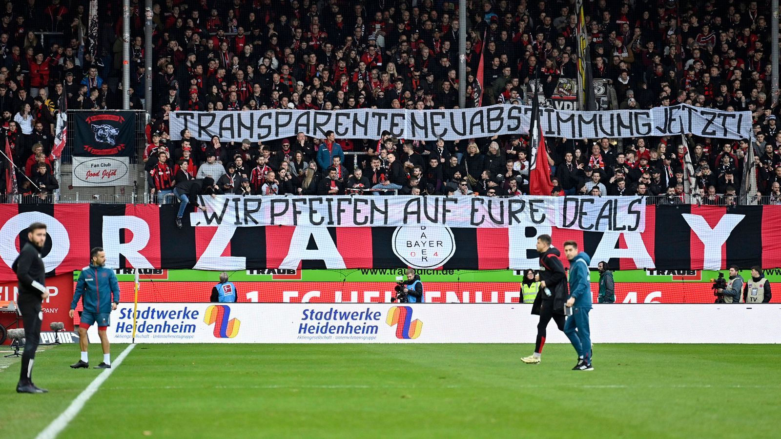 <strong>Bayer-Fans fordern neue Abstimmung</strong><br>Wie viele andere Fan-Gruppierungen auch, forderte der Anhang von Bayer Leverkusen beim Auswärtsspiel in Heidenheim via Transparent eine neue und vor allem transparente Abstimmung über einen möglichen Einstieg eines DFL-Investors.