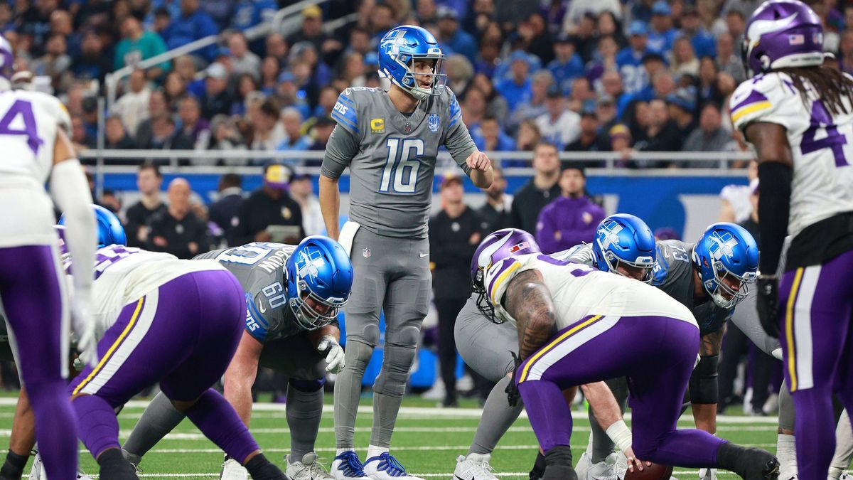 Minnesota Vikings vs Detroit Lions Detroit Lions quarterback Jared Goff (16) gestures at the line before the snap during the second half of an NFL, American Football Herren, USA football game betwe...
