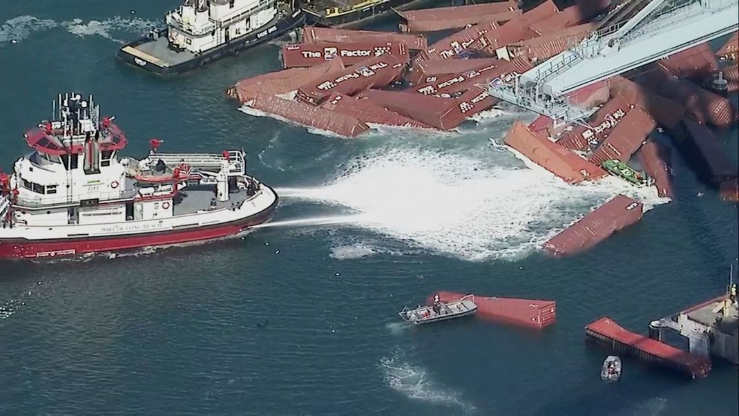 Zahlreiche Container trieben nach ihrem Absturz im Meer.