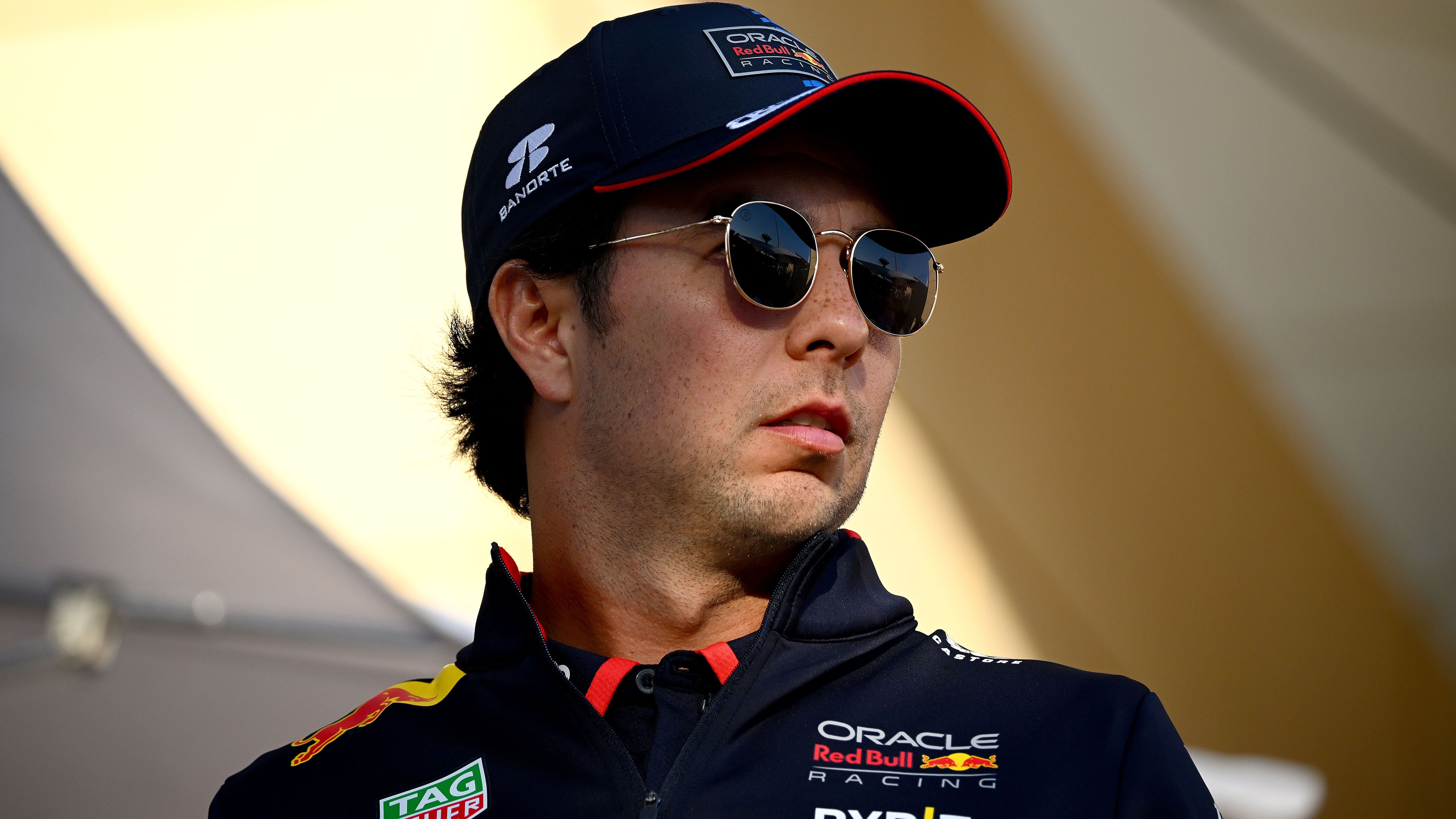 <strong>Sergio Perez (Red Bull)</strong><br>Wenn der Red Bull wieder der Maßstab im Formel-1-Feld ist, müsste ja auch Sergio Perez automatisch zu den Titelkandidaten zählen. Doch der Mexikaner hat in seinen drei Jahren bei Red Bull nicht bewiesen, dass er konstant über eine Saison auf Augenhöhe mit Verstappen fahren kann. Deshalb besteht eine Favoritenrolle nur auf dem Papier.