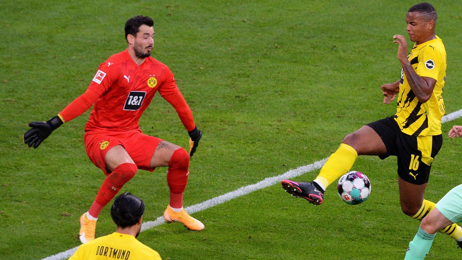 
                <strong>Roman Bürki (Borussia Dortmund)</strong><br>
                Der Keeper beginnt mit kleinen Wacklern - sowohl bei einem Rückpass als auch bei einem abgefälschten Befreiungsschlag. Doch dann unterstreicht Bürki seine Klasse, als er reaktionsschnell doppelt gegen den durchgebrochenen Hofmann rettet, auch ansonsten ist der zuletzt angeschlagene Schweizer zur Stelle. ran-Note: 2
              