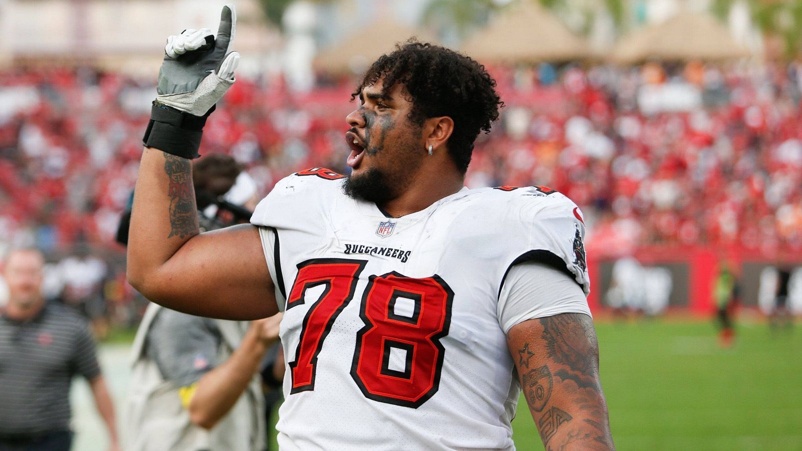 
                <strong>Pick 13: Tristan Wirfs (Offensive Tackle, Tampa Bay Buccaneers)</strong><br>
                Gehalt mit der Fifth-Year-Option: 18,244 Millionen US-Dollar (Option gezogen)
              