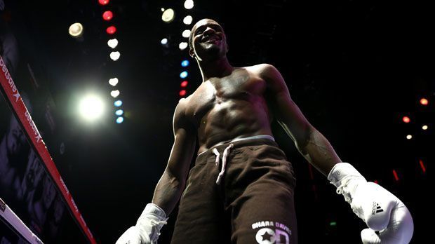 
                <strong>Ohara Davies (25)</strong><br>
                Der 25-jährige Bad Boy wurde in England schon als der kommende Superstar gehandelt. Davies gewann seine ersten 15 Kämpfe überzeugend, landete dabei zwölf Knockouts - eine im Superleichtgewicht herausragende Quote. Doch dann verlor "Two Tank" überraschend gegen Landsmann Josh Taylor im Kampf um den Commonwealth-Titel. Ein Rückschlag. Dennoch gehört Davies zu einem der größten Hoffnungsträger in der Gewichtsklasse. Seine Bilanz: 15:1.
              