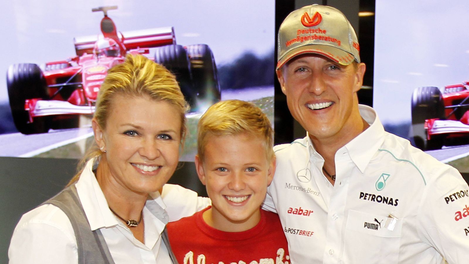 
                <strong>Michael Schumacher und Mick Schumacher</strong><br>
                Zum Vater muss man gar nicht viel sagen. Legende, Ikone, Vorbild, vor allem für den Sohn: Michael Schumacher ist mit sieben Titeln und 91 Siegen der erfolgreichste Formel-1-Fahrer der Geschichte. Auch wenn Lewis Hamilton ihn bald einholen wird - für viele Fans bleibt Schumi der Größte. Für Mick sowieso.
              