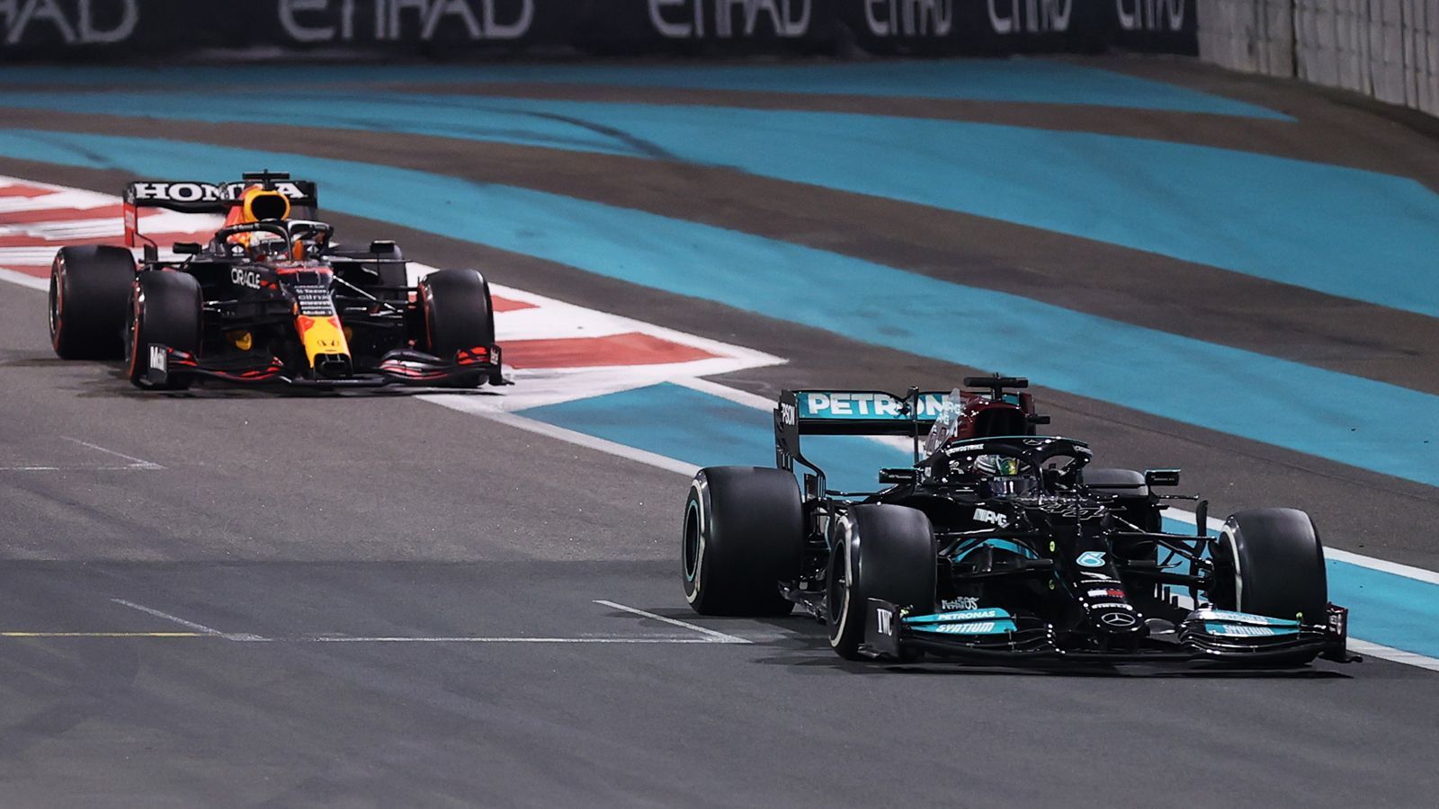 
                <strong>Irre letzte Runde</strong><br>
                Das Finale, die gesamte Saison bekam eine letzte Runde, die die Krönung eines denkwürdigen Jahres war. Verstappen legte sich Hamilton zurecht und ging in der fünften Kurve an dem Briten vorbei, der auf seinen alten Reifen nicht mehr kontern konnte.
              