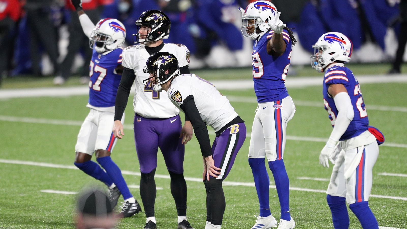 
                <strong>Verlierer: Justin Tucker</strong><br>
                Dass die Ravens keine Punkte auf das Scoreboard brachten, lag aber nicht nur an Lamar Jackson, sondern auch an Kicker Justin Tucker. Tucker, eigentlich ein Star seiner Zunft, erwischte einen regelrechten Horrorabend und setzte zwei Field-Goal-Versuche an die Stangen. Immerhin waren weder Head Coach John Harbaugh noch die Mitspieler sauer auf Tucker. Denn der starke Wind im Stadion hatte es dem 31-Jährigen ziemlich schwer gemacht.
              