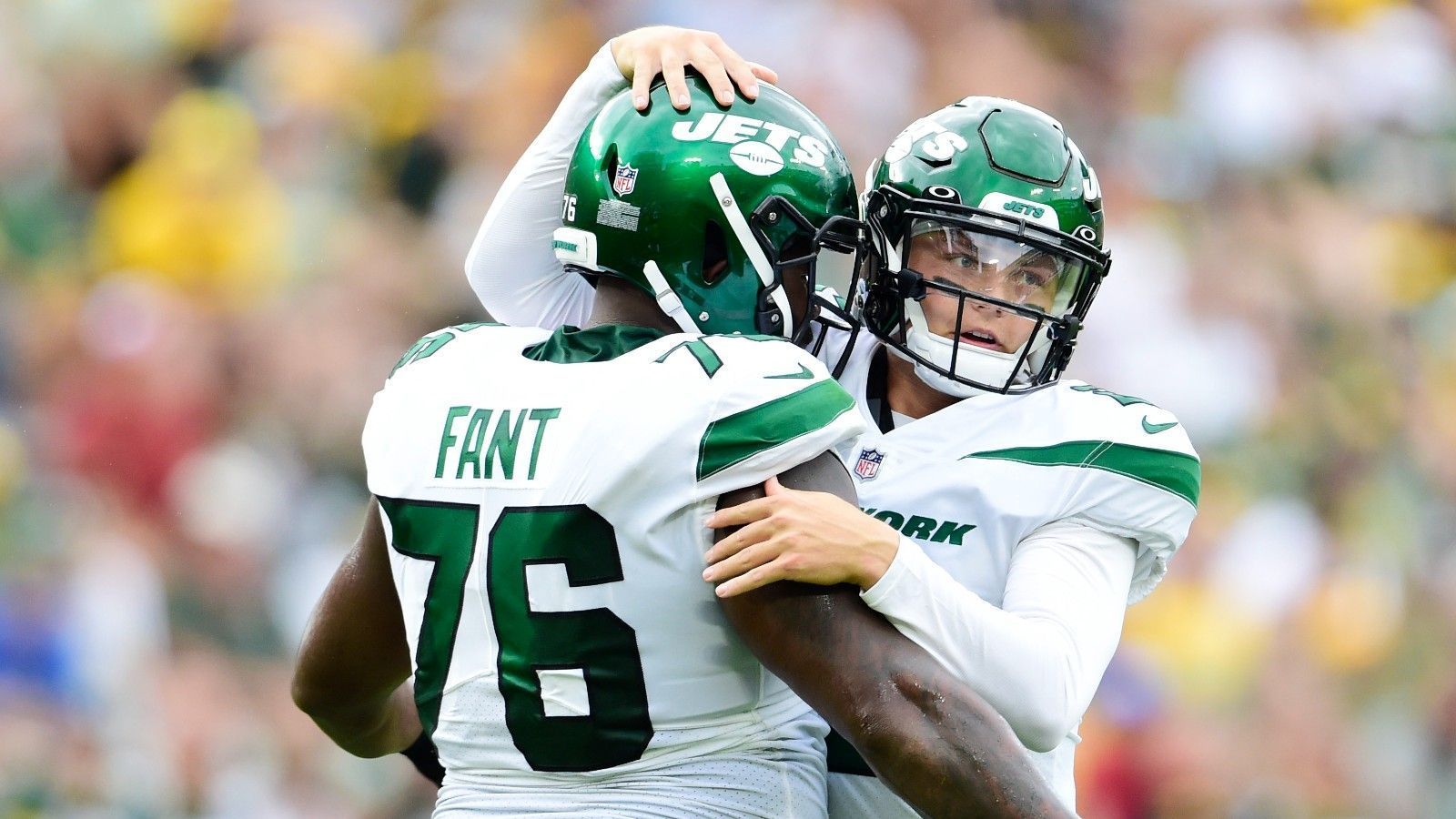 
                <strong>Rookie Wilson beeindruckt bei dritten Versuchen</strong><br>
                Jets-Rookie-Quarterback Zach Wilson macht einen positiven Schritt nach dem anderen und wächst immer weiter. Gegen die Packers lieferte er ein nahezu fehlerfreies Spiel und überzeugte mit seinen Statistiken. Neun von elf Pässen für 128 Yards und zwei Touchdowns kamen bei den Mitspielern an. Beeindruckend war aber vor allem die Art seines Spiels. Noch kein Drive wurde nach einem dritten Versuch gestoppt.
              