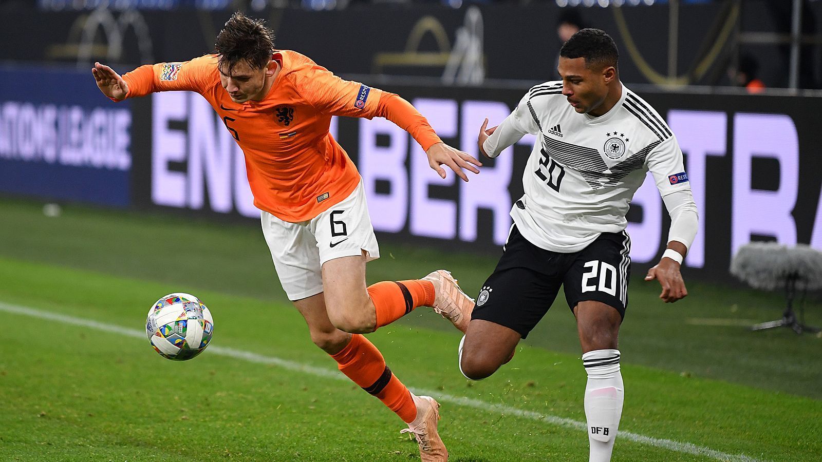 
                <strong>Serge Gnabry</strong><br>
                Der Zielstrebigste der drei schnellen Angreifer. Ist gegen die Niederlande aber nicht immer geduldig genug. Bereitet das Werner Tor mit einem kurzen Kontakt mit dem Außenrist vor. Sein Kopfball segelt in der ersten Hälfte am Tor vorbei. ran-Note: 3
              