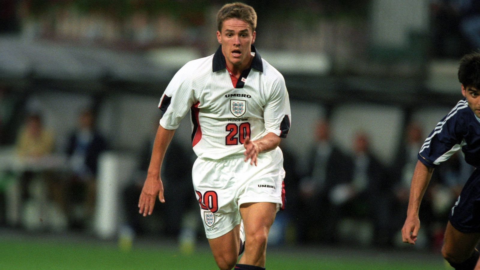 
                <strong>Platz 4: Michael Owen (England)</strong><br>
                Ein gutes Beispiel dafür, dass früher Ruhm einer erfolgreichen Karriere nicht abträglich sein muss. War 18 Jahre und 190 Tage alt, als er bei der WM 1998 (15.6.) gegen Rumänien sechs Minuten nach seiner Einwechslung zum 1:1 traf (Endstand 1:2). Viel zu oft verletzt. Trotzdem 40 Tore in 89 Länderspielen.
              