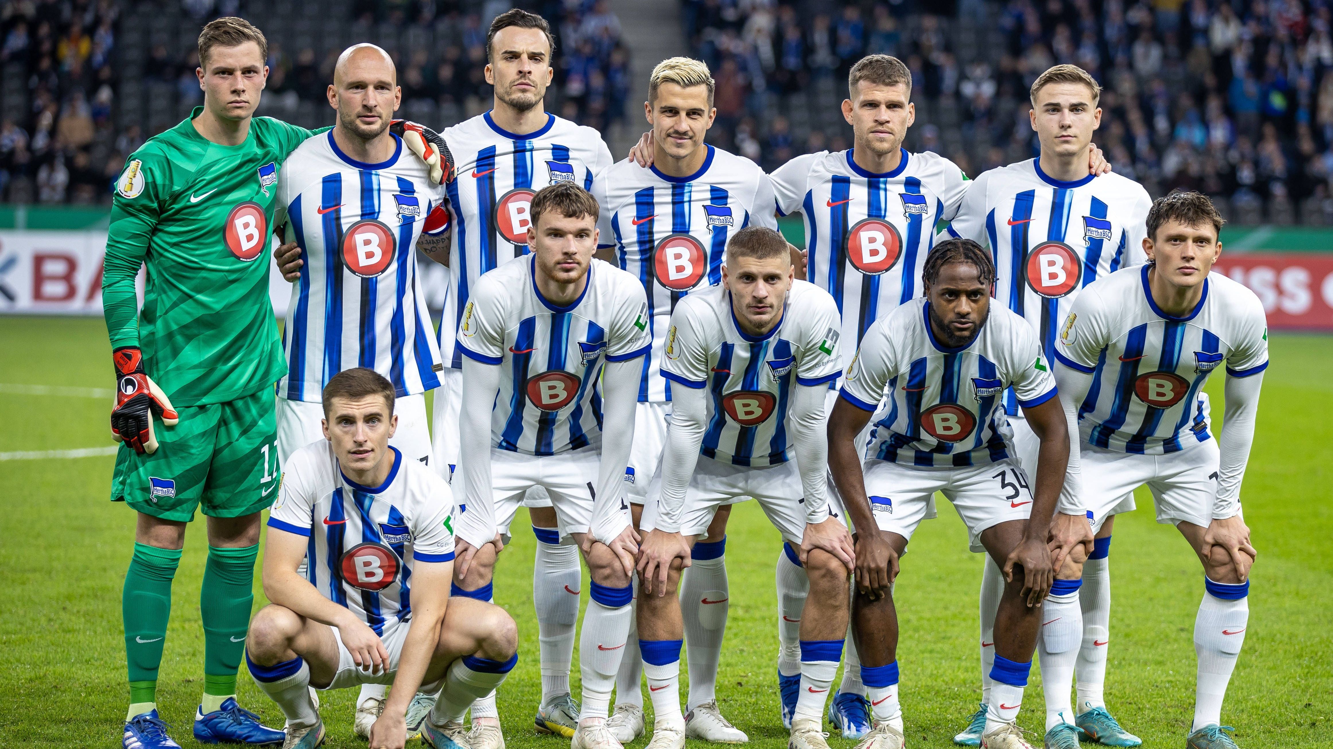 <strong>Hertha BSC: Blau-Weiße Streifen<br></strong>Es ist nicht nur eine Tradition, sondern eine Regel: Die Heimtrikots von Hertha BSC müssen blau-weiß-gestreift sein. So ist es in der Satzung des Klubs fest verankert.&nbsp;