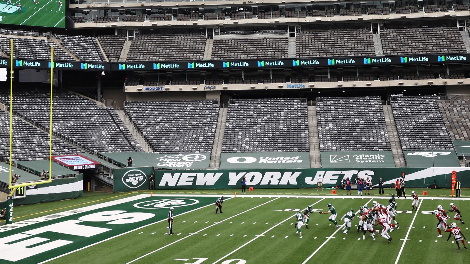 
                <strong>Verlierer: Sport-Fans in New York</strong><br>
                Im Big Apple ist mal wieder der Wurm drin: Die Giants und Jets kommen auf eine kombinierte Bilanz von 0-10. Während die "Big Blue" unter dem neuen Head Coach Joe Judge nicht in Tritt kommen, ist die "Gang Green" unter Adam Gase nach dem leichten Aufwärtstrend der vergangenen Saison wieder am Boden angekommen. Und jetzt ist mit Le'Veon Bell auch noch der nächste Star abgesprungen. Wenig Aussicht auf Besserung für New Yorker, aber die haben ja immerhin noch die Knicks. Oh …
              