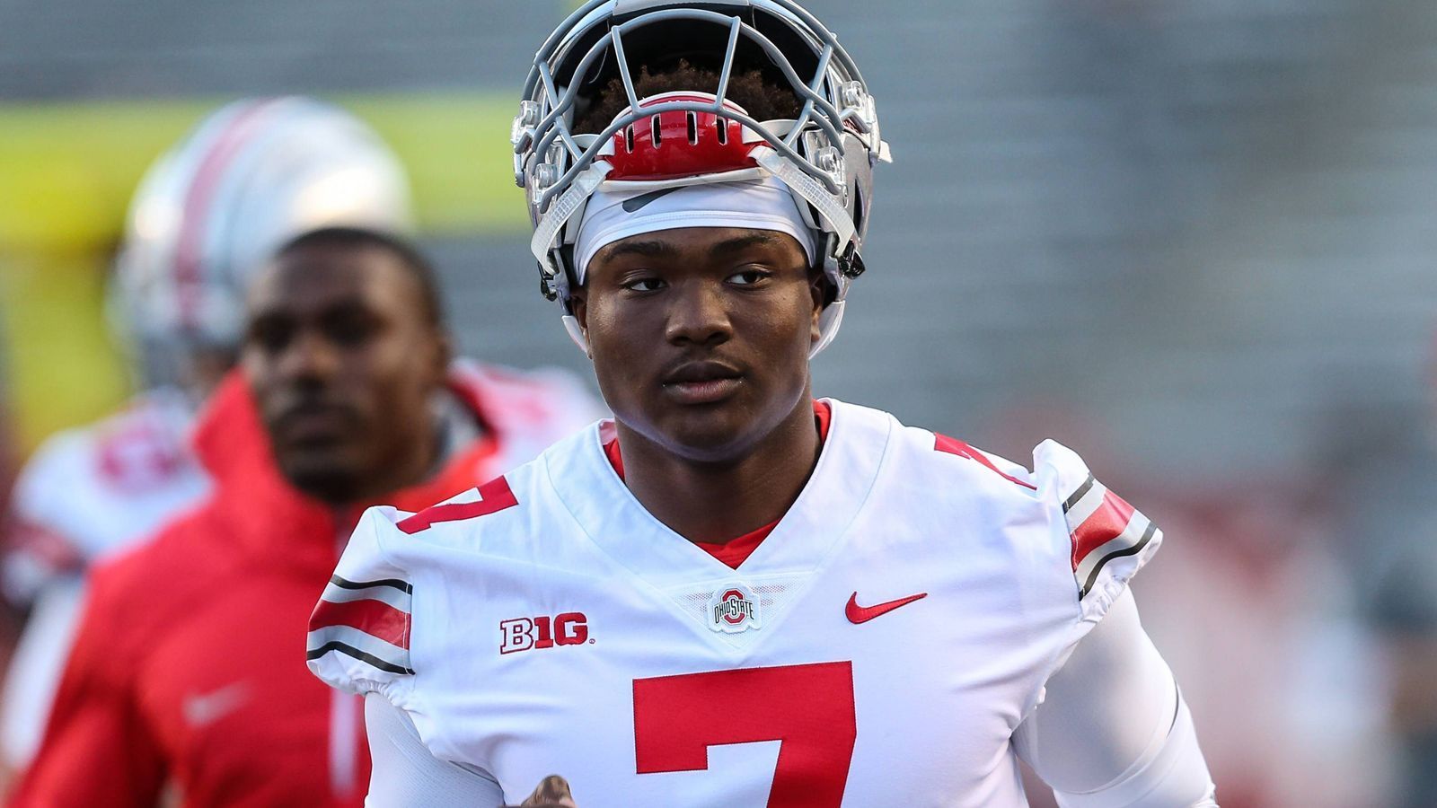 
                <strong>Als Starter durchgestartet</strong><br>
                Ein Jahr als Starter, mehr benötigte Dwayne Haskins auf dem College nicht, um sich für höhere Aufgaben zu empfehlen. In seiner Debüt-Saison als Nummer-1-Quarterback kam er 2018 auf der Ohio State University auf 50 Touchdowns in 14 Spielen, dabei leistete er sich nur 8 Interceptions und wurde Dritter bei der Abstimmung zur Heisman Trophy.
              