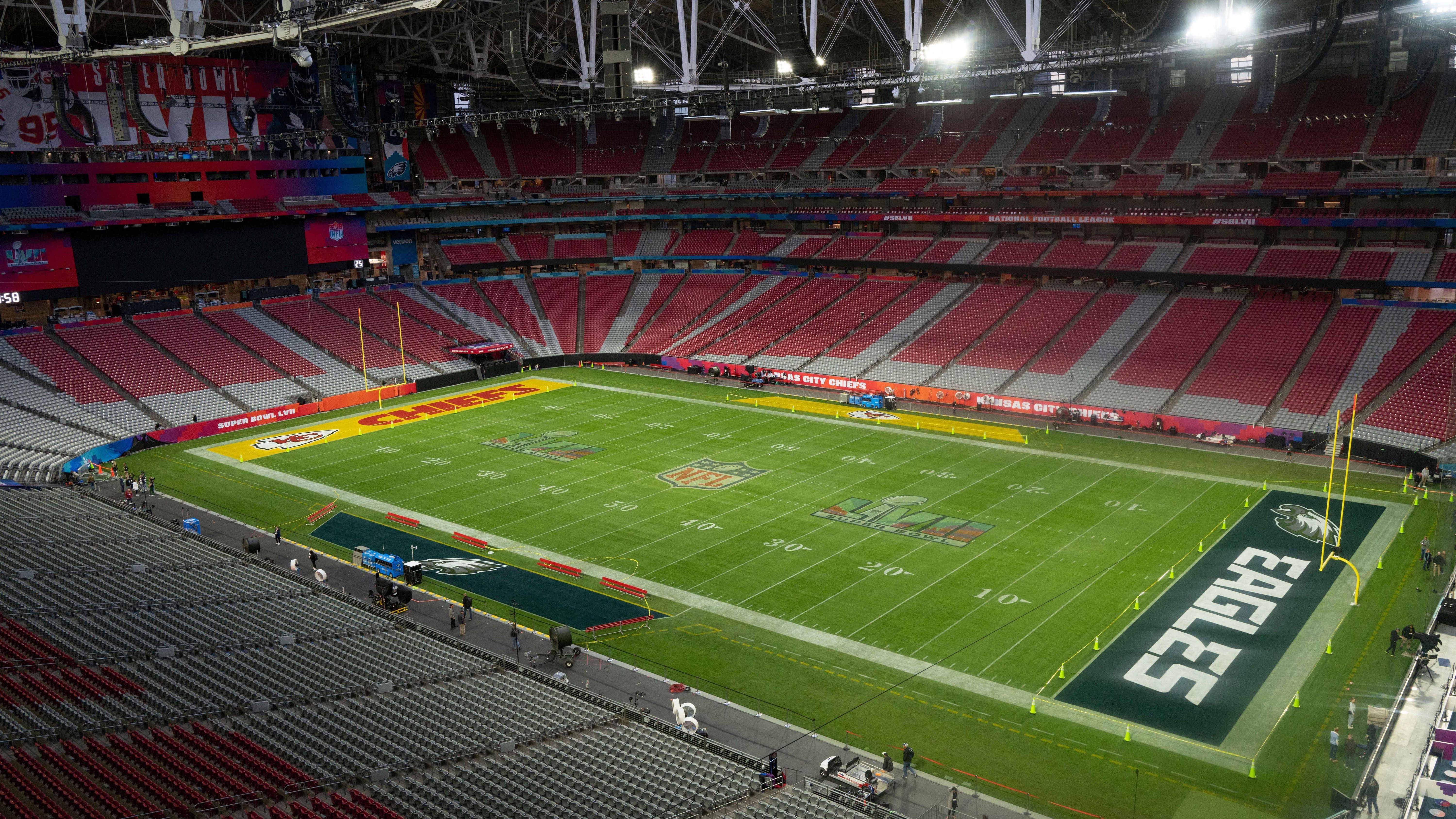 
                <strong>Super Bowl LVII: Die besten Bilder vom State Farm Stadium aus Glendale, Arizona</strong><br>
                ... ist mittlerweile auch voll funktionsfähig im Inneren des State Farm Stadiums eingebaut. Alles ist angerichtet - die Chiefs bekommen eine gelbe Endzone mit roter Schrift, die Eagles eine dunkelgrüne mit weißer Schrift.  
              
