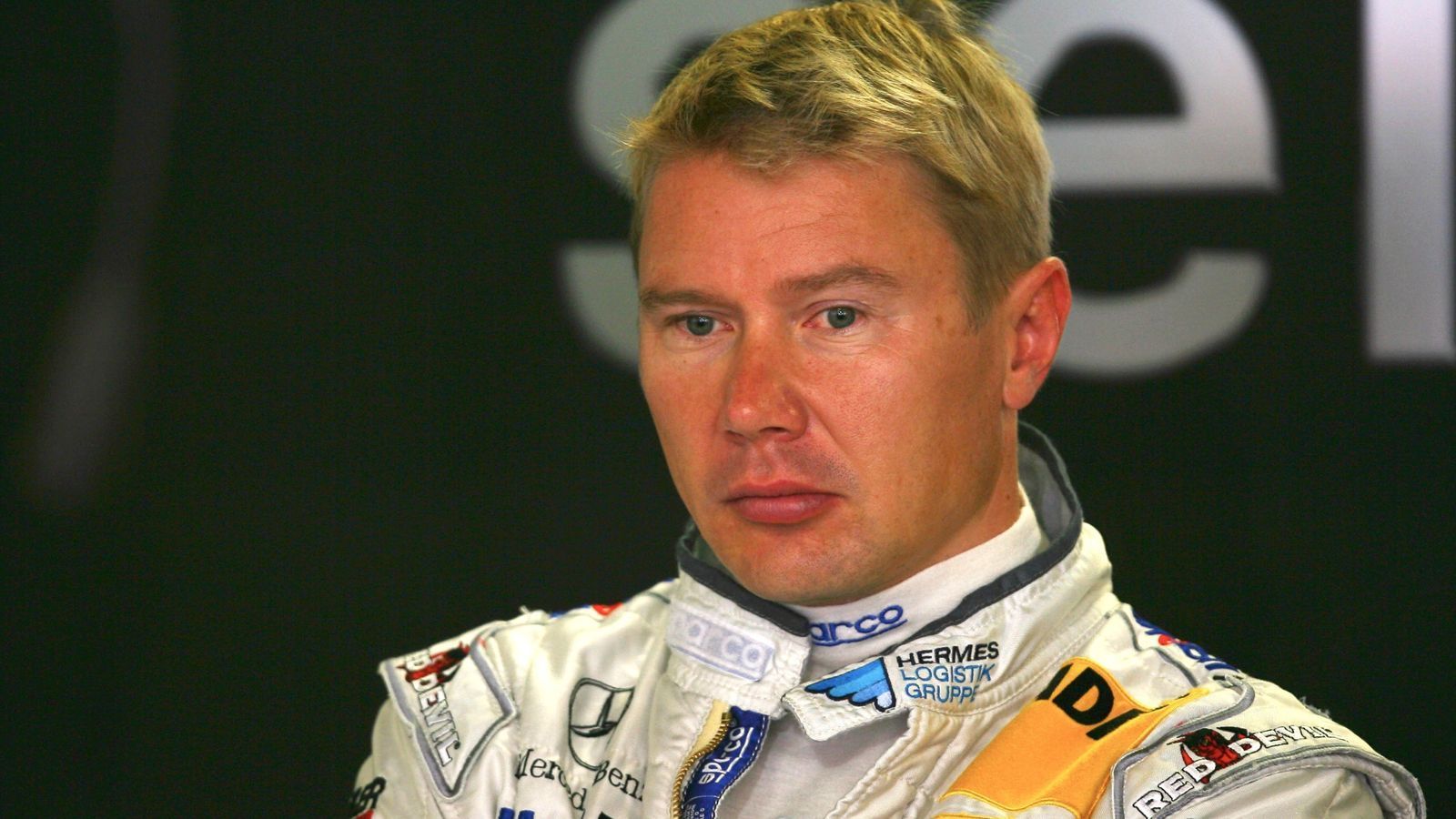 
                <strong>Dreifach-Strafe</strong><br>
                Auch der Status eines früheren Formel-1-Superstars schützt in der DTM vor Strafe nicht. Mika Häkkinen musste 2007 nach einem Unfall mit Martin Tomczyk 20.000 Euro Strafe zahlen. "Ich weiß nicht, wie ein zweimaliger Formel-1-Weltmeister sich so verschätzen kann", wetterte Tomczyk. Mercedes wies jede Absicht zurück. Da Häkkinen keine Lust hatte, auf die Entscheidung der Rennleitung zu warten, gab es 2.000 Euro obendrauf. Achja: Für das anschließende Rennen musste er noch eine Strafversetzung um zehn Plätze einstecken. 
              