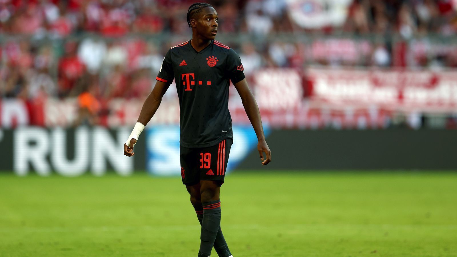 
                <strong>Mathys Tel (FC Bayern München)</strong><br>
                &#x2022; Vertrag bis: 30. Juni 2027 - <br>&#x2022; Alter: 17 Jahre - <br>&#x2022; Position: Mittelstürmer - <br>&#x2022; Nationalität: Frankreich<br>
              