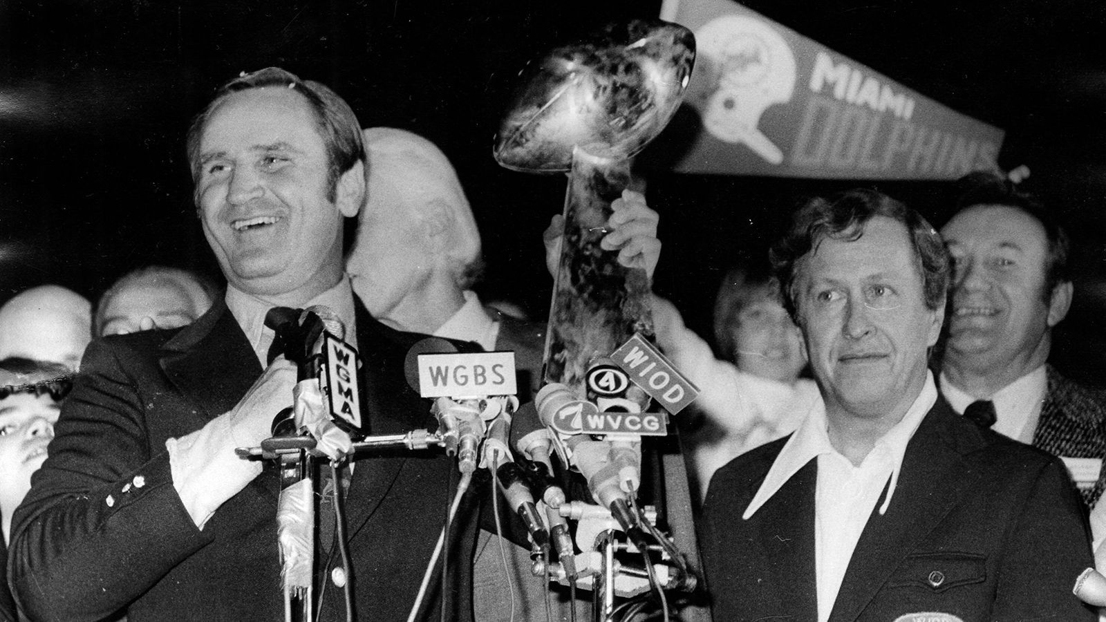 
                <strong>Die verrückte Geschichte um die Vince Lombardi Trophy</strong><br>
                Bis zum Super Bowl IV im Jahr 1970 entwickelte sich ein echter Mythos um das Endspiel zwischen NFL und AFL, zwei Mal gewann jede Liga das große Finale. Anschließend schlossen sich die beiden Ligen zusammen, ein Meilenstein auch für den Super Bowl. Von Beginn an gewann das Sieger-Team den berühmten Silber-Pokal in Form eines Footballs. Dieser hieß zu Beginn "World Championship Game Trophy" - entwickelt vom Schweizer Oscar Riedener. Beim Frühstück starrte er einen Football an, schnitt die Cornflakes-Packung, die vor ihm lag, zurecht und legte den Ball oben drauf. Fertig war die Trophäe. Nach dem Tod von Vince Lombardi 1970 wurde der Pokal ab dem Super Bowl V im Jahr 1971 offiziell "Vince Lombardi Trophy" genannt. 
              
