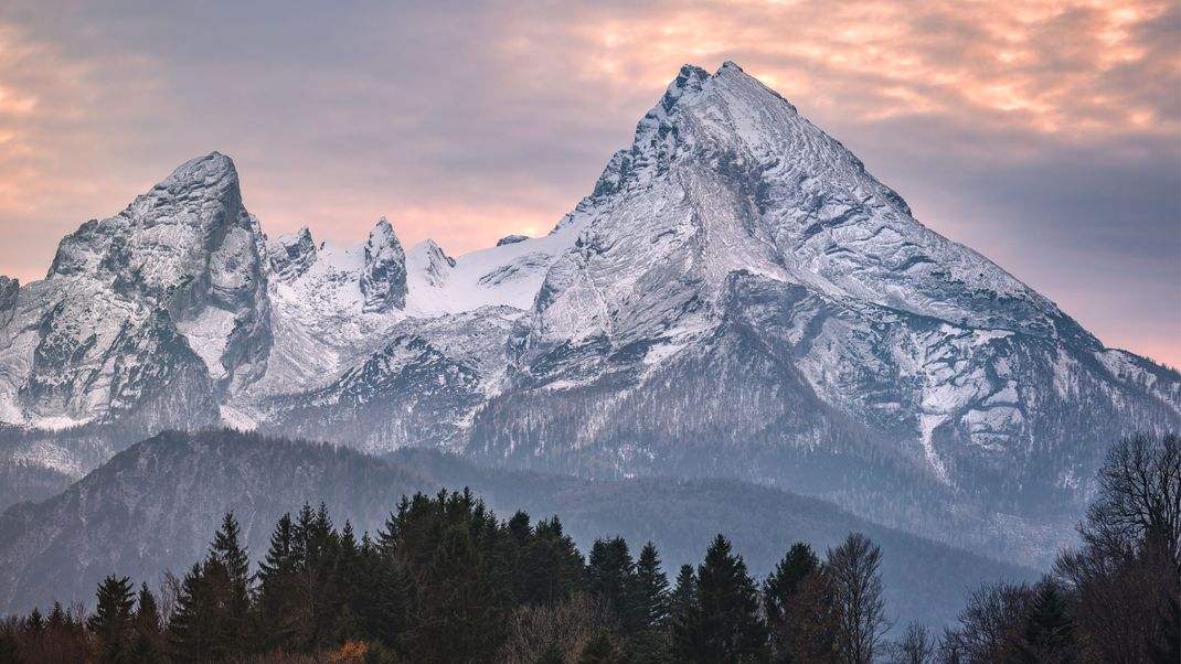 Aus rund 2.250 Metern Höhe haben Einsatzkräfte einen 19-Jährigen an der winterlichen Watzmann-Südspitze mit einem Polizeirettungshubschrauber gerettet. 