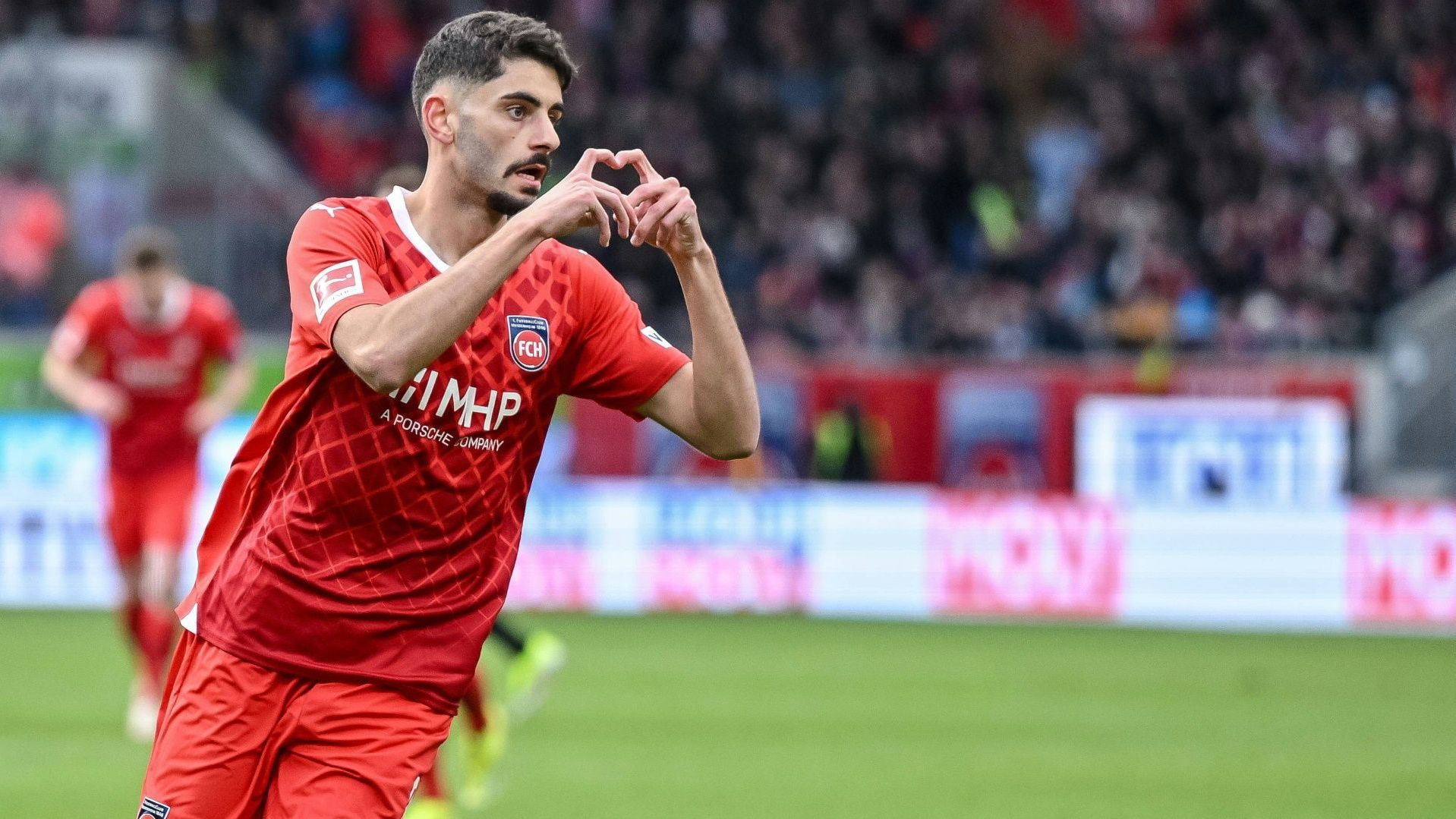 <strong>Eren Dinkci (SC Freiburg)</strong><br> Aktuell ist Eren Dinkci von Werder Bremen an den 1. FC Heidenheim ausgeliehen. Beim Aufsteiger zeigt der Außenstürmer starke Leistungen. Nach der Saison geht es für den 22-Jährigen jedoch nicht zurück an die Weser. Der SC Freiburg hat zugeschlagen und verpflichtet Dinkci dank einer Ausstiegsklausel für fünf Millionen Euro. Sein Marktwert wird von "transfermarkt" aktuell bereits auf zehn Millionen Euro geschätzt.