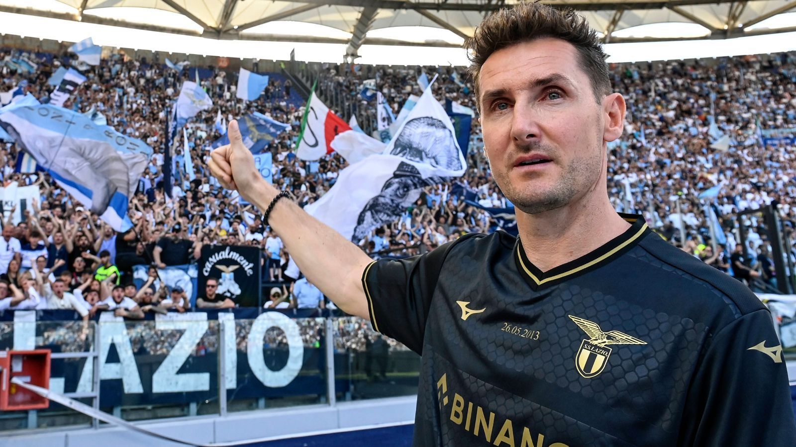 <strong>&nbsp;Miroslav Klose</strong><br>
                Nach seinem Bayern-Abschied wechselte Miroslav Klose zu Lazio Rom. Dort wurde er zur Legende, gewann die Coppa Italia und genießt hohes Ansehen im Land. Nun bekommt er einen Experten-Job in Italien. Für die italienische Ausgabe von "Amazon Prime Video" wird er ab der kommenden Saison Experte für Champions-League-Übertragungen sein.