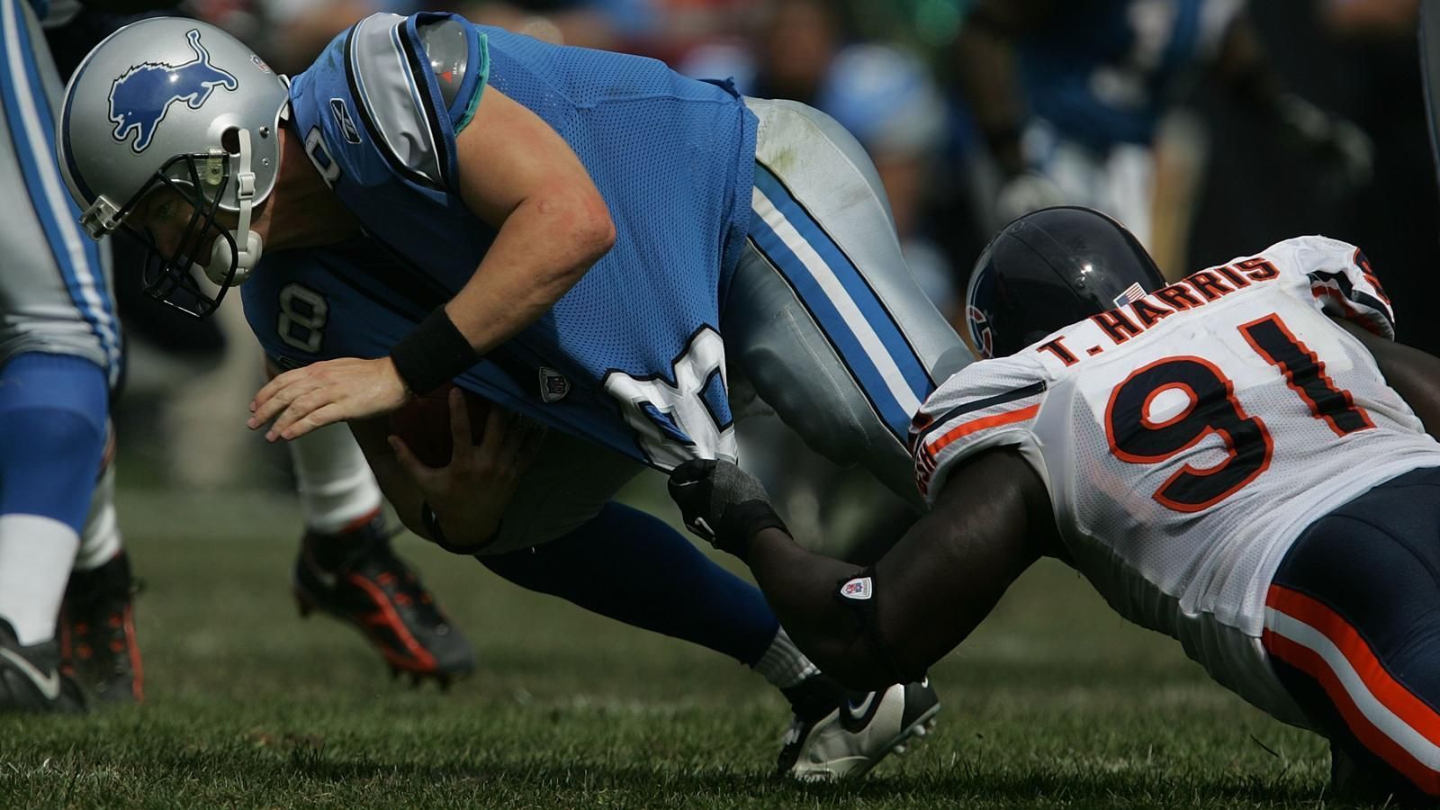 
                <strong>Chicago Bears gegen Detroit Lions (103-75-5)</strong><br>
                Die NFC North ist die Division der Traditionsteams. Denn die Begegnung der Bears und der Lions ist die am zweithäufigsten ausgetragene Partie in der NFL. Die Bears und die Lions standen sich seit den 1930er-Jahren mindestens einmal pro Saison gegenüber. Das Duell ist vor allem an Thanksgiving ein Klassiker. Die Partie wurde bereits 17 Mal am beliebten Feiertag der USA ausgetragen, zuletzt in der Saison 2019.
              