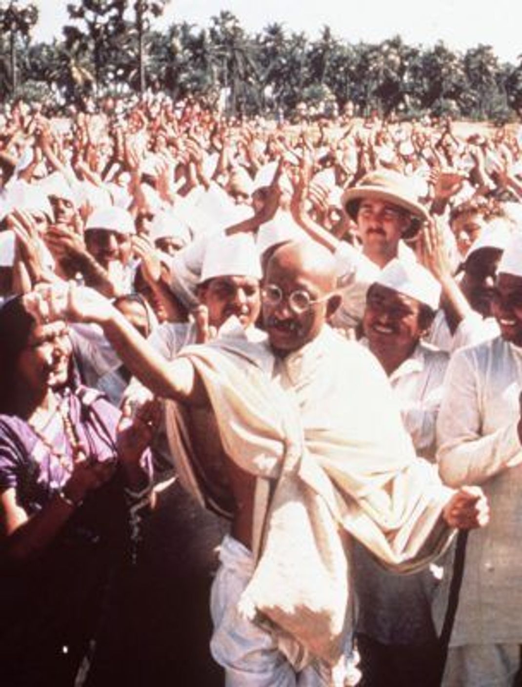 Den Statisten-Rekord hält der Film "Gandhi": Am 31. Januar 1981 wurden 100.000 bezahlte Komparsen und 200.000 Freiwillige in Szene gesetzt.