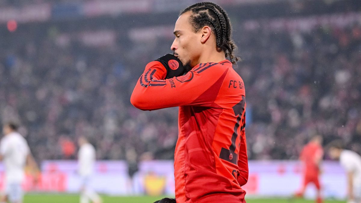 Leroy Sane (FC Bayern Muenchen) Torjubel, jubelt nach seinem treffer zum 4:0 waehrend des Spiels der 1. Bundesliga zwischen FC Bayern München und TSG 1899 Hoffenheim, Allianz Arena am 15. January 2...