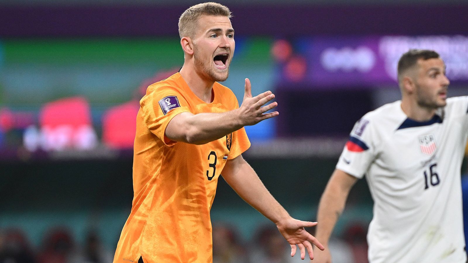 
                <strong>Matthijs de Ligt (Niederlande)</strong><br>
                Mit Matthijs de Ligt hat es gleich der nächste Bayern-Spieler in die Liste der "größten Enttäuschungen der WM" geschafft. Der Innenverteidiger stand nur gegen den Senegal und gegen die USA (für eine Minute) auf dem Feld und zeigte dabei keine gute Leistung und wurde von Bondscoach Louis van Gaal weitestgehend ignoriert.
              