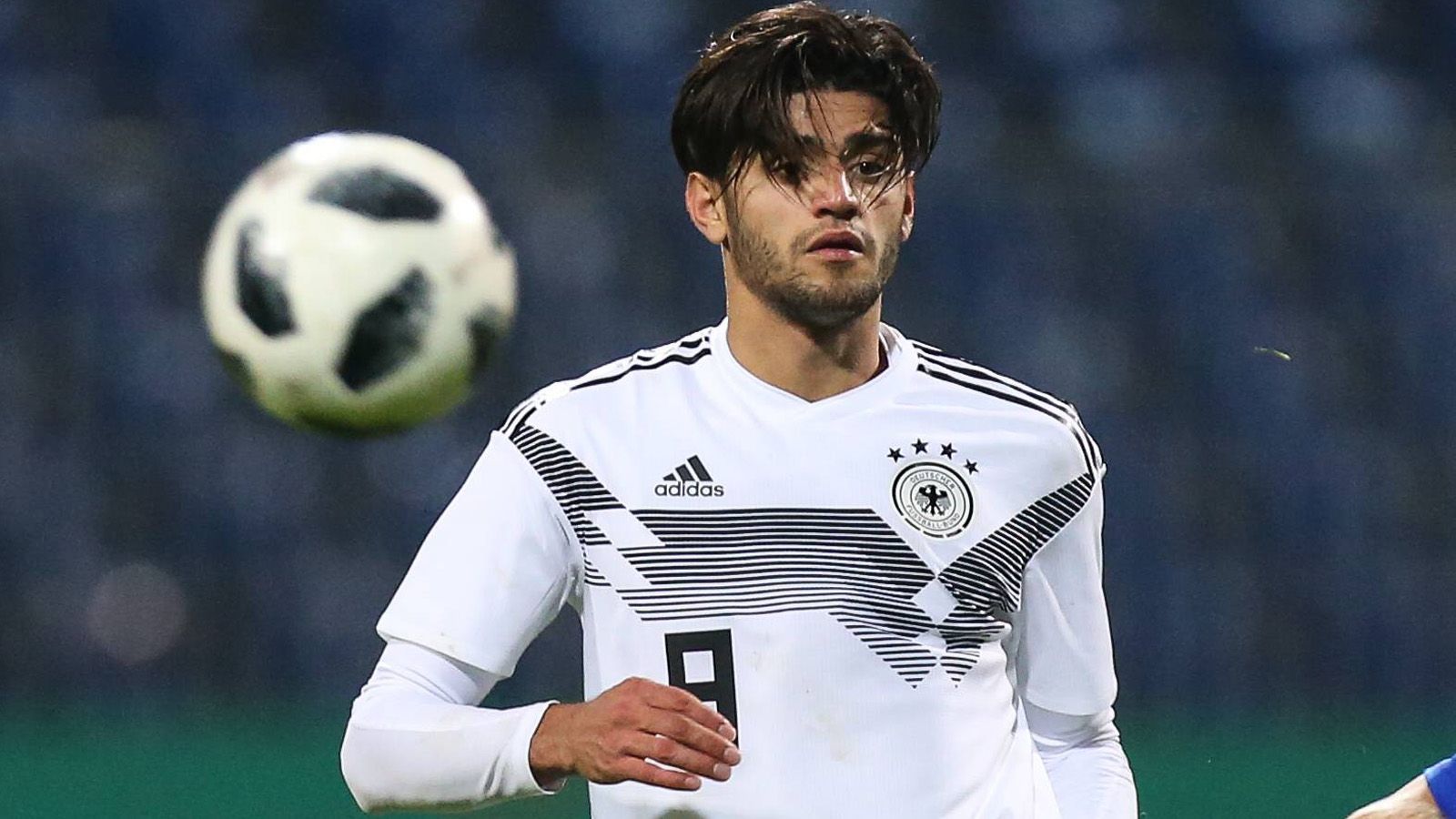 
                <strong>Mahmoud Dahoud </strong><br>
                Position: MittelfeldVerein: Borussia DortmundAlter: 23 JahreU21-Länderspiele: 15/2 Tore94 Bundesligaspiele/8 Tore
              