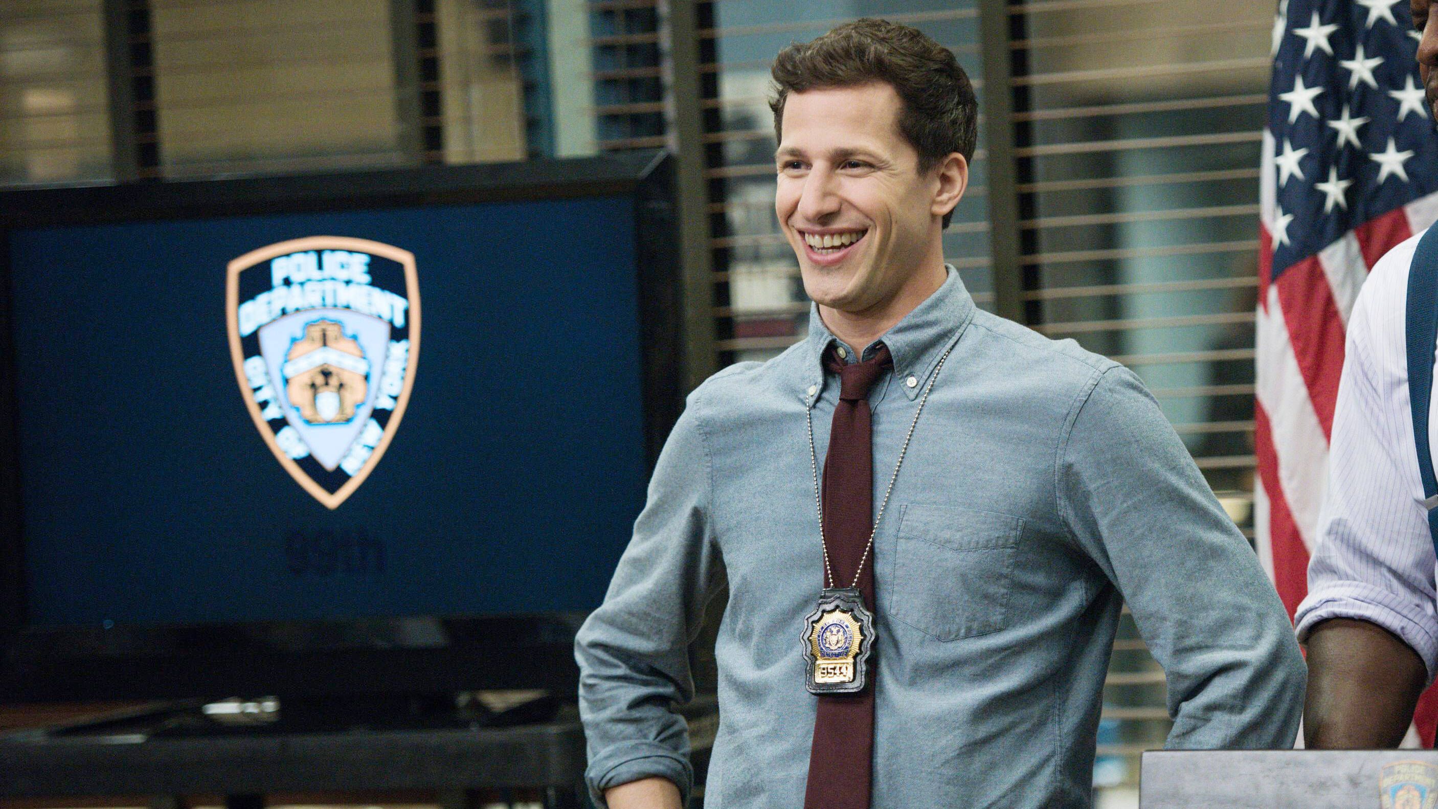 <strong>New York Knicks + Brooklyn Nets – Jake Peralta („Brooklyn 99“)</strong><br>Etwas anders verhält es sich mit Jake Peralta von Brooklyn 99. Der ist zwar ebenfalls Knicks-Fan und sorgt sich in einer Folge aus Staffel drei, dass sein Lieblingsteam nie wieder gewinnen wird. Auf der anderen Seite drückt er auch den Brooklyn Nets die Daumen. Das zeigt sich in Staffel zwei im Gespräch mit Bernice, die er als "a fellow Nets-Fan" bezeichnet.