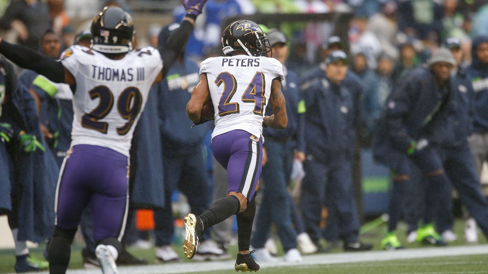 
                <strong>Gewinner: Marcus Peters</strong><br>
                Nachdem die Los Angeles Rams Jalen Ramsey verpflichtet hatten, wurde Marcus Peters nicht mehr gebraucht und vergangene Woche zu den Baltimore Ravens getradet. Dort spielte Peters nun am Sonntag direkt groß auf, schnappte sich einen Pass von Russell Wilson und trug die erste Interception des Seahawks-Quarterbacks in dieser Saison als Pick Six zum Touchdown zurück. Ein perfekter Einstand für Peters und die perfekte Reaktion auf den Trade.
              