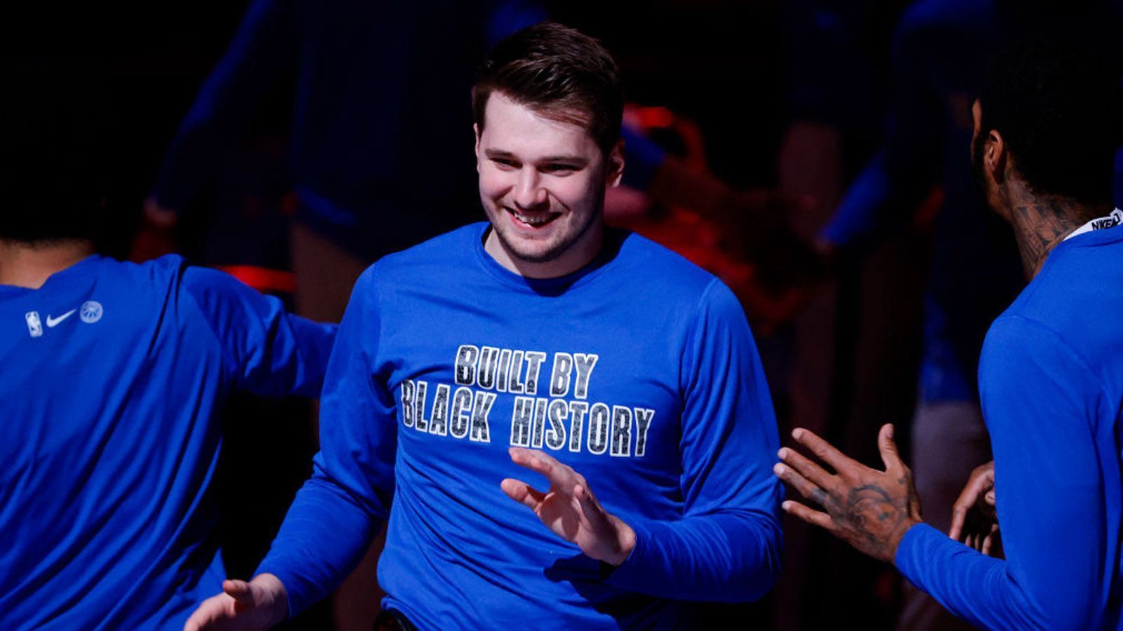 
                <strong>Luka Doncic: Seine Rekorde und Meilensteine mit 22 Jahren</strong><br>
                Happy Birthday Luka Doncic! Der NBA-Superstar der Dallas Mavericks feiert am Sonntag seinen 22. Geburtstag. Wohl selten hat ein junger Spieler die Liga derart geprägt, wie Doncic bislang. ran zeigt die Meriten und Meilensteine des slowenischen Ausnahmetalents.
              