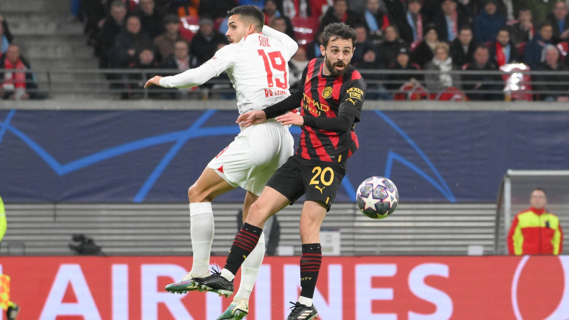 
                <strong>Andre Silva</strong><br>
                Ähnlich wie Werner hängt auch Andre Silva in der gesamten ersten Halbzeit ziemlich in der Luft, bekommt keine brauchbaren Bälle. Das ändert sich nach der Pause, als sich Leipzig mächtig steigert. In der 63. Minute hat der Portugiese dann die bis dahin größte RB-Chance, er scheitert im Eins-gegen-Eins an Ederson. ran-Note: 4
              