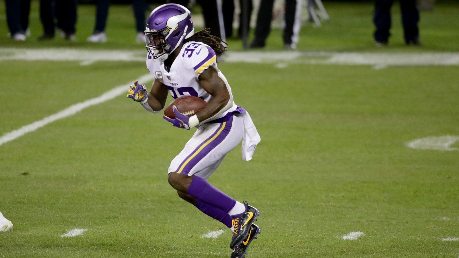 
                <strong>NFC - Running Back (ein Spieler)</strong><br>
                Dalvin Cook (Minnesota Vikings) - Ähnlich wie Derrick Henry auf Seiten der AFC führt auch an Dalvin Cook kein Weg vorbei. 954 Yards, zwölf Touchdowns und 119,3 Yards pro Spiel - Cook bewegt sich in dieser Saison in einer anderen Stratosphäre. Umso bemerkenswerter ist die Tatsache, dass der Running Back verletzungsbedingt bereits eine Partie pausieren musste.
              